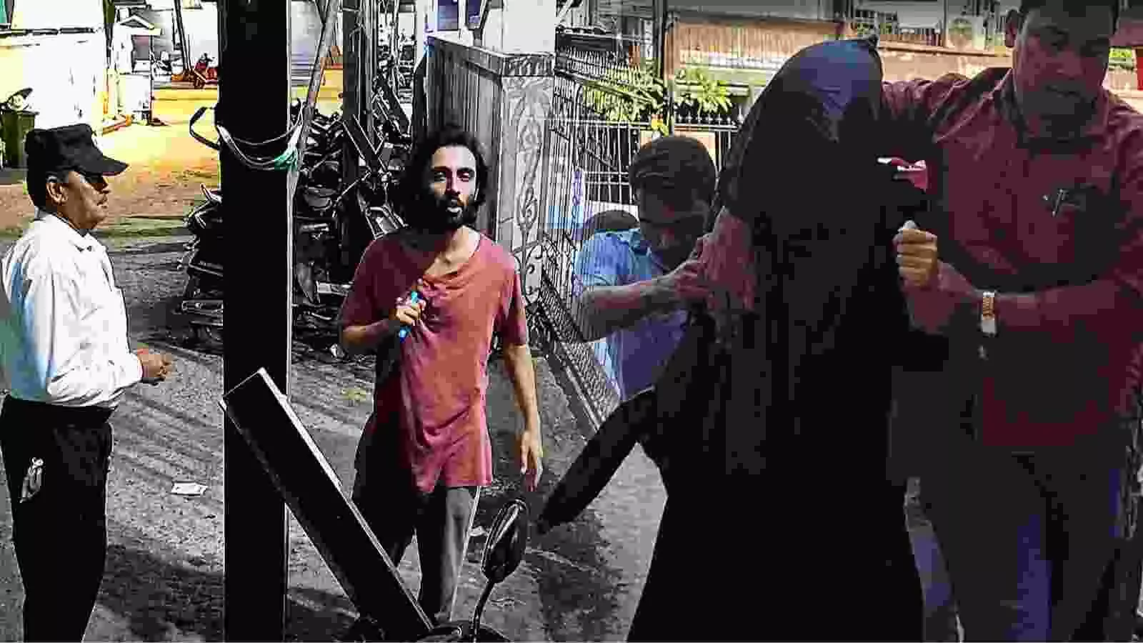 मीरा रोड में सुरक्षा गार्ड पर हमला करने वाला संदिग्ध आरोपी पुलिस की गिरफ्त में।