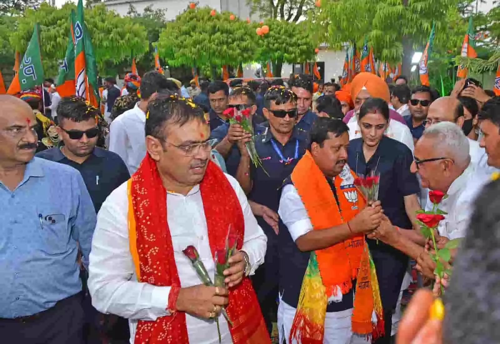 जयपुर में ग्राम रथों को हरी झंडी दिखाकर रवाना करते मुख्यमंत्री भजनलाल शर्मा और अन्य जनप्रतिनिधि। जयपुर में ग्राम रथों को हरी झंडी दिखाकर रवाना करते मुख्यमंत्री भजनलाल शर्मा और अन्य जनप्रतिनिधि।