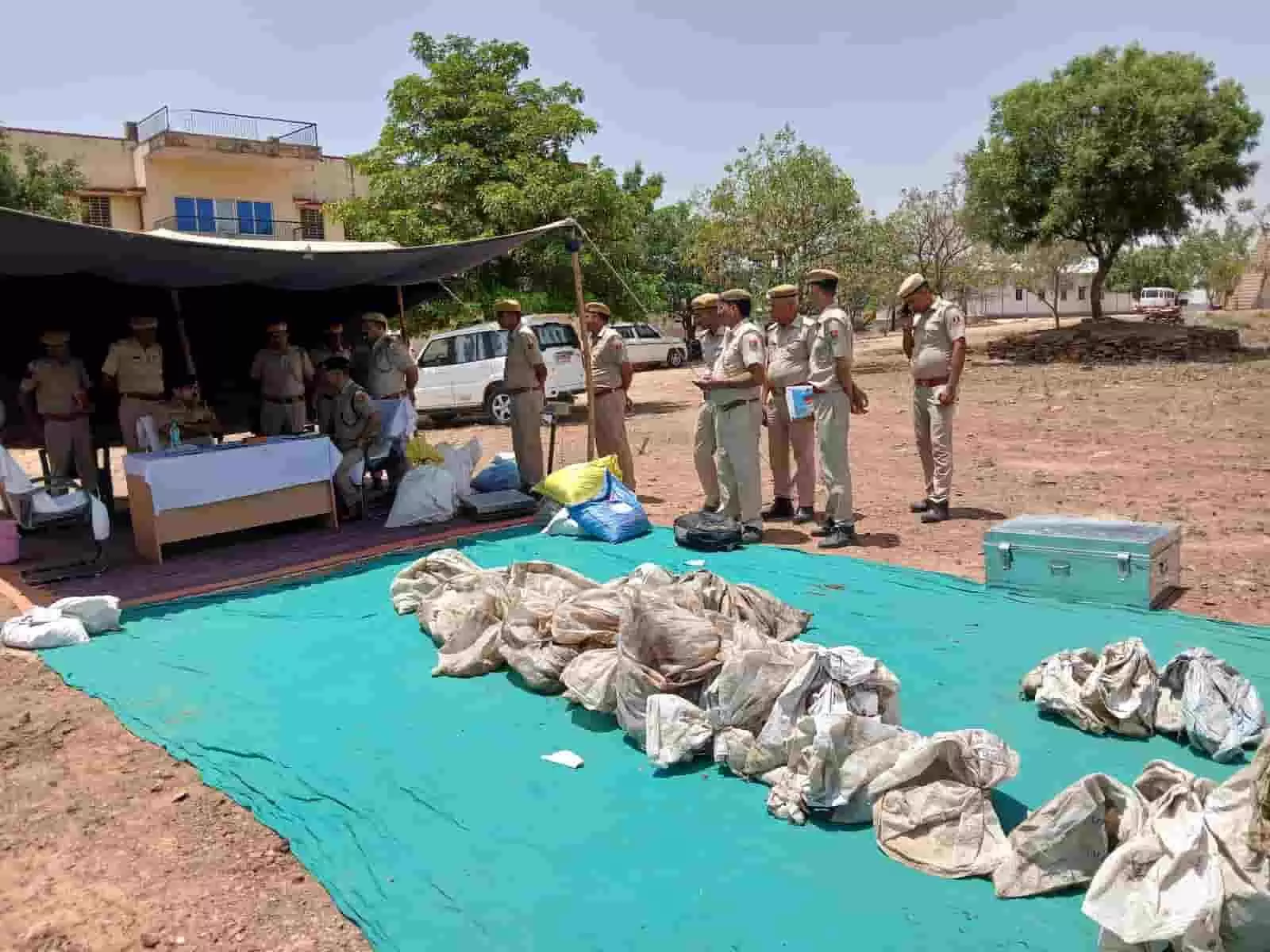 करौली पुलिस लाइन में अधिकारियों की मौजूदगी में जब्त मादक पदार्थों को जलाकर नष्ट करने की प्रक्रिया। करौली पुलिस लाइन में अधिकारियों की मौजूदगी में जब्त मादक पदार्थों को जलाकर नष्ट करने की प्रक्रिया।