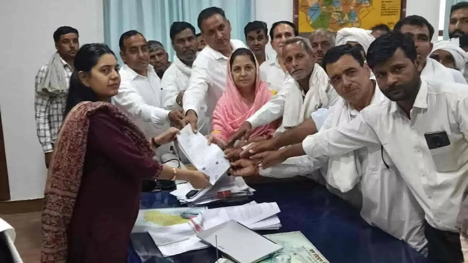 नोहर एसडीएम कार्यालय में पूर्व प्रधान उर्मिला बिजारणियां और किसान सिंचाई पानी हेतु ज्ञापन सौंपते हुए।