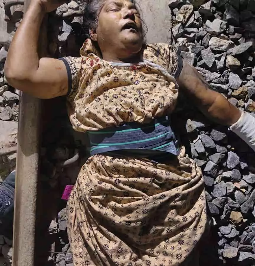 ब्यावर रेलवे स्टेशन पर पटरी के पास मृत अवस्था में पड़ी एक बुजुर्ग महिला। ब्यावर रेलवे स्टेशन पर पटरी के पास मृत अवस्था में पड़ी एक बुजुर्ग महिला।