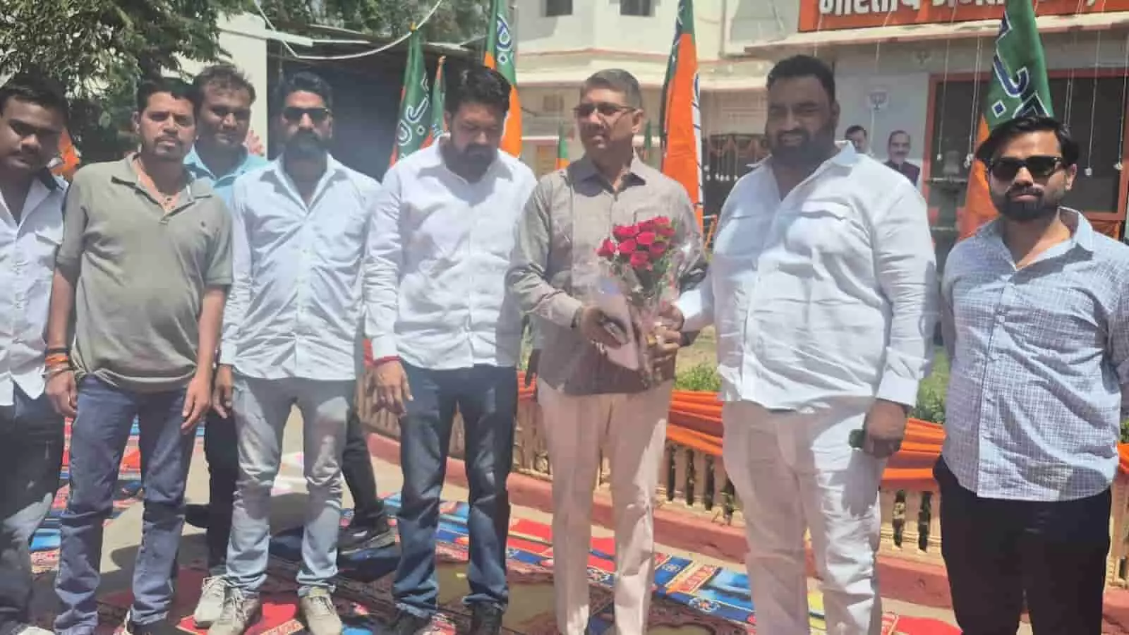 जयपुर में भाजपा अध्यक्ष नितिन नवीन को गुलदस्ता भेंट करते कार्यकर्ता और मदन राठौड़ की उपस्थिति। जयपुर में भाजपा अध्यक्ष नितिन नवीन को गुलदस्ता भेंट करते कार्यकर्ता और मदन राठौड़ की उपस्थिति।