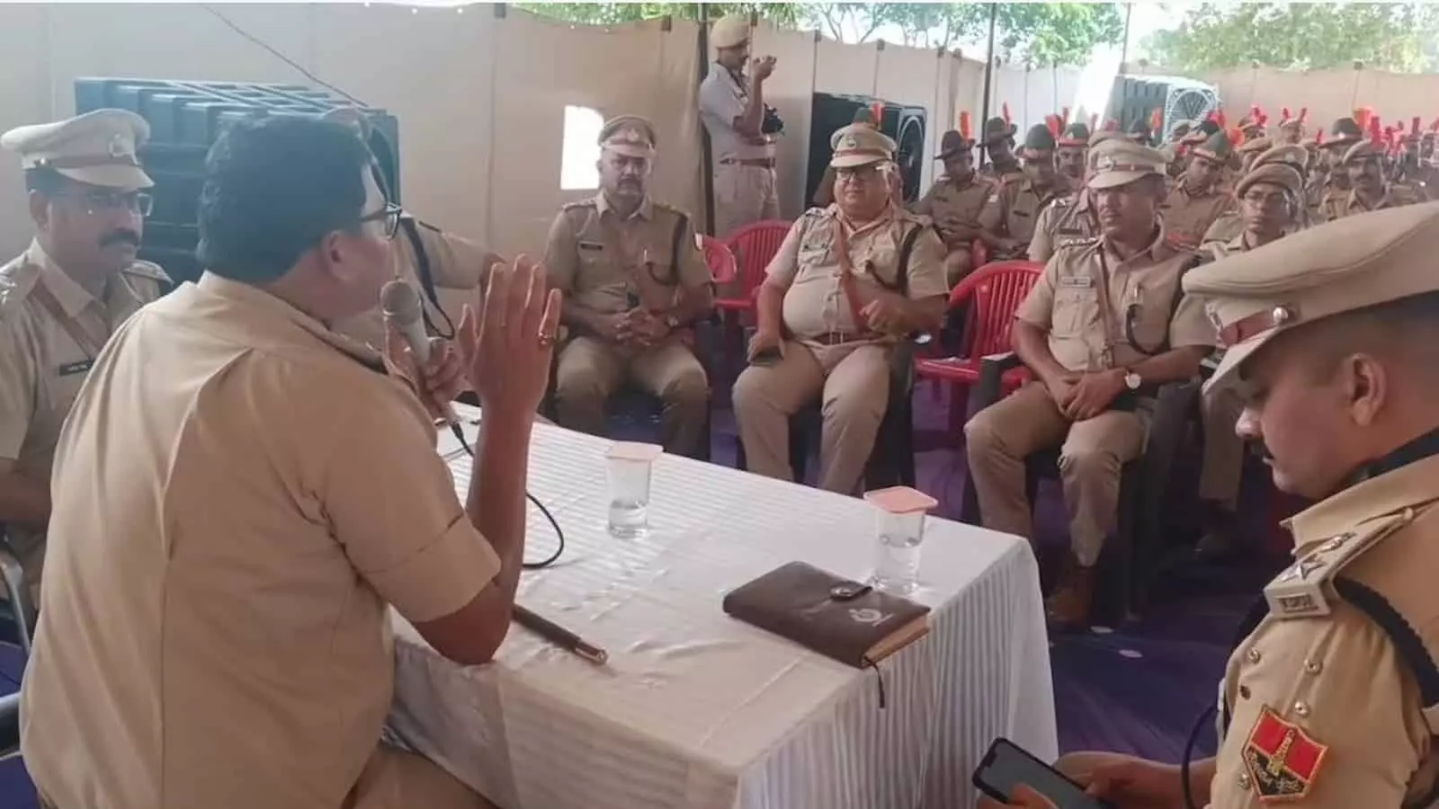 पुलिस लाइन प्रतापगढ़ में मेज पर बैठे आईजी विष्णुकांत पुलिसकर्मियों को संबोधित करते हुए। पुलिस लाइन प्रतापगढ़ में मेज पर बैठे आईजी विष्णुकांत पुलिसकर्मियों को संबोधित करते हुए।