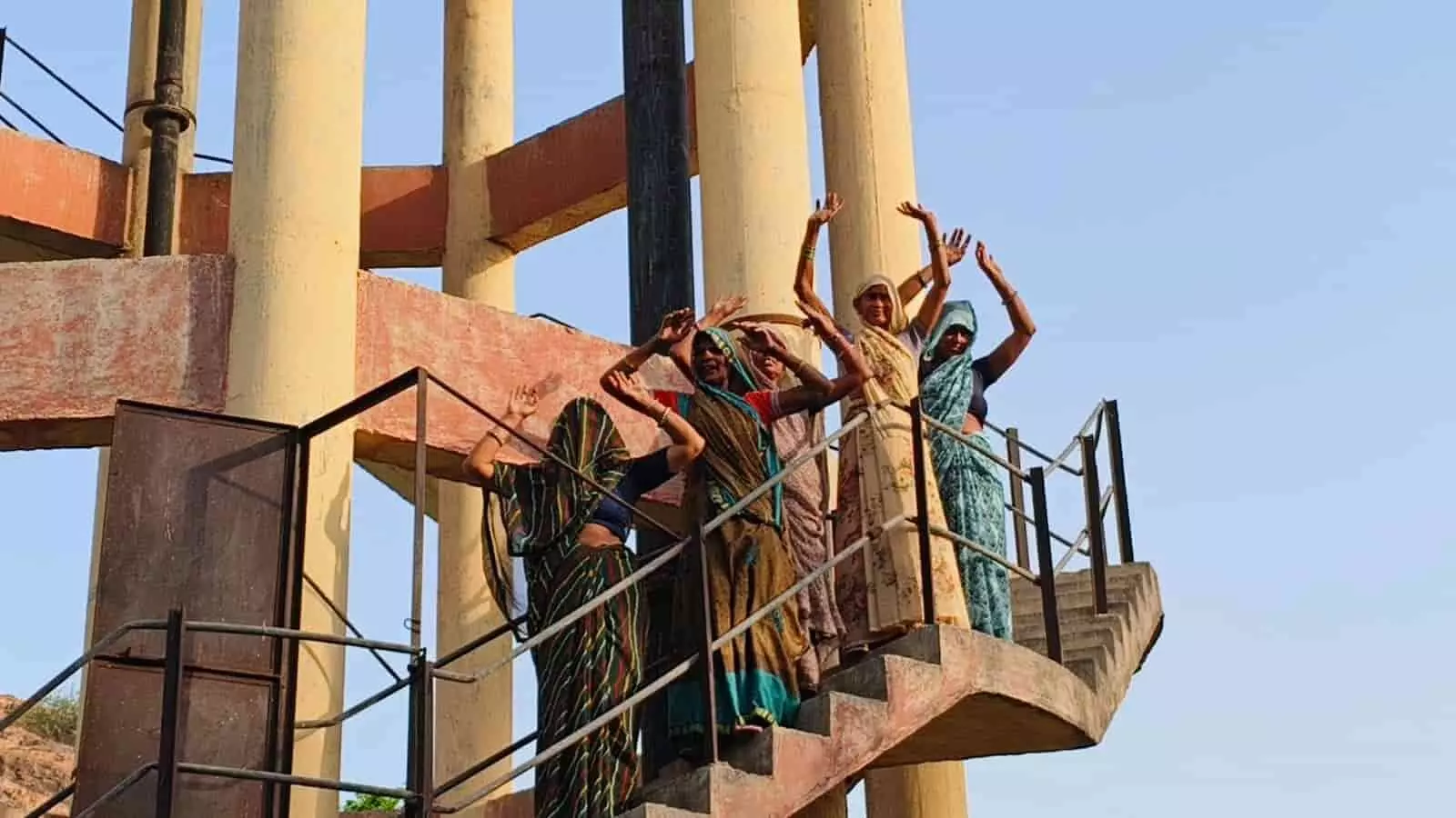 बयाना में पानी की टंकी की सीढ़ियों पर खड़े होकर विरोध प्रदर्शन करती महिलाएं। बयाना में पानी की टंकी की सीढ़ियों पर खड़े होकर विरोध प्रदर्शन करती महिलाएं।