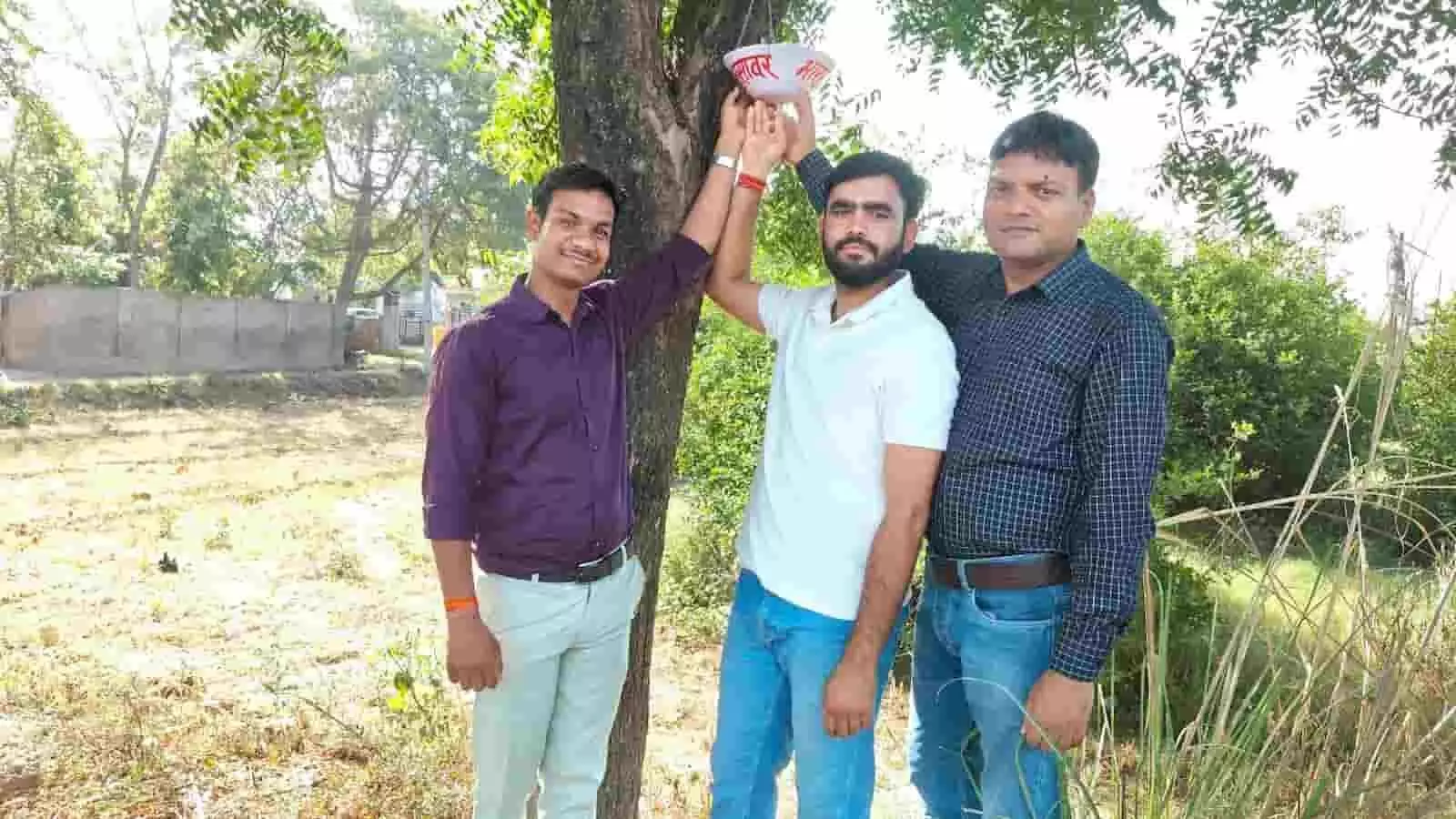 भुसावर के स्कूल में पेड़ पर पानी का परिंडा बांधते हुए तीन पुरुष सदस्य। भुसावर के स्कूल में पेड़ पर पानी का परिंडा बांधते हुए तीन पुरुष सदस्य।