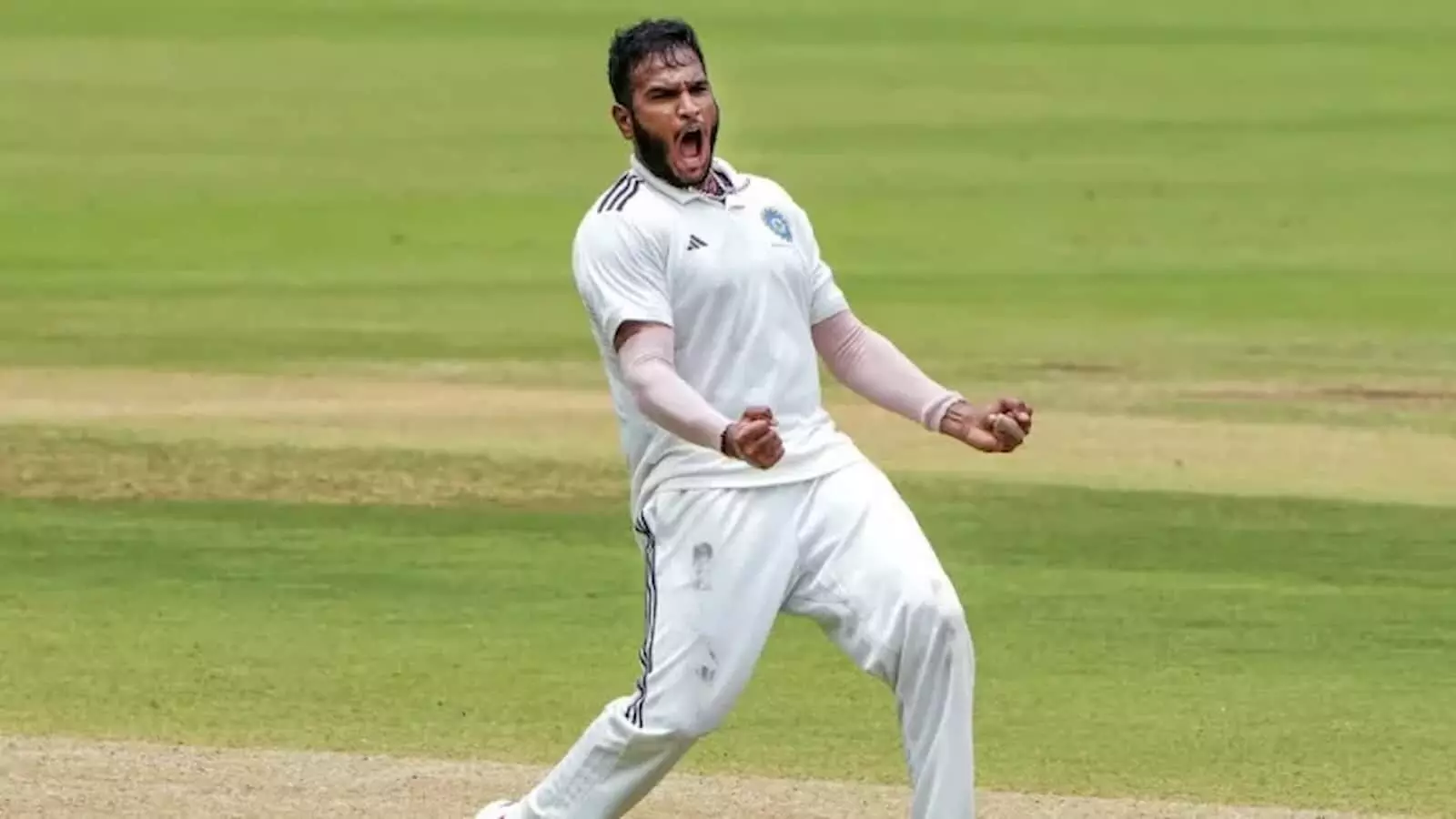 क्रिकेट के मैदान पर सफेद जर्सी पहने विजयकुमार वैशाक विकेट लेने के बाद जोश में चिल्लाते हुए। क्रिकेट के मैदान पर सफेद जर्सी पहने विजयकुमार वैशाक विकेट लेने के बाद जोश में चिल्लाते हुए।