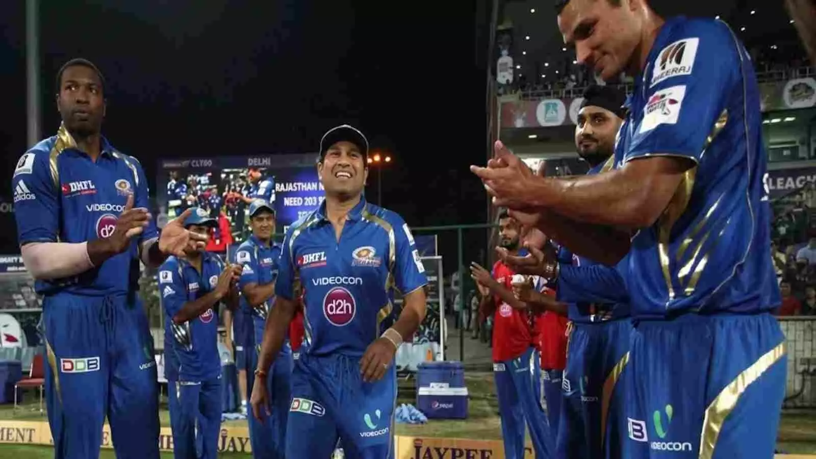 मुंबई इंडियंस के कप्तान सचिन तेंदुलकर और अन्य खिलाड़ी आईपीएल मैच के दौरान जीत के बाद मुस्कुराते हुए मैदान पर नजर आ रहे हैं। मुंबई इंडियंस के कप्तान सचिन तेंदुलकर और अन्य खिलाड़ी आईपीएल मैच के दौरान जीत के बाद मुस्कुराते हुए मैदान पर नजर आ रहे हैं।