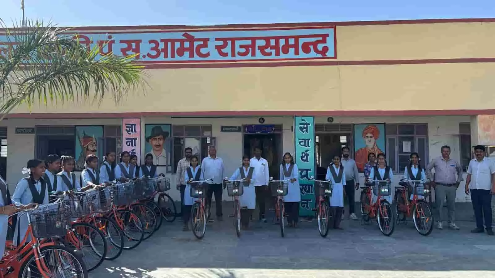 राजकीय उच्च माध्यमिक विद्यालय लिकी में साइकिलों के साथ खड़ी छात्राएं और उपस्थित विद्यालय स्टाफ। राजकीय उच्च माध्यमिक विद्यालय लिकी में साइकिलों के साथ खड़ी छात्राएं और उपस्थित विद्यालय स्टाफ।