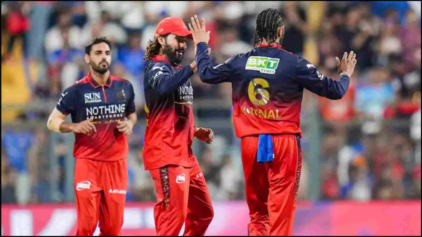 क्रिकेट मैदान पर आरसीबी के खिलाड़ी भुवनेश्वर कुमार और साथी खिलाड़ी विकेट लेने के बाद एक-दूसरे को बधाई देते हुए। क्रिकेट मैदान पर आरसीबी के खिलाड़ी भुवनेश्वर कुमार और साथी खिलाड़ी विकेट लेने के बाद एक-दूसरे को बधाई देते हुए।