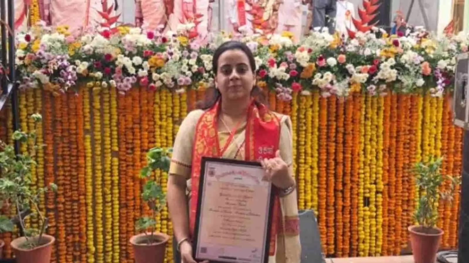 स्वर्ण पदक और डिग्री प्रमाण पत्र लिए हुए छात्रा मालविका पारीक राजस्थान यूनिवर्सिटी जयपुर के समारोह में। स्वर्ण पदक और डिग्री प्रमाण पत्र लिए हुए छात्रा मालविका पारीक राजस्थान यूनिवर्सिटी जयपुर के समारोह में।