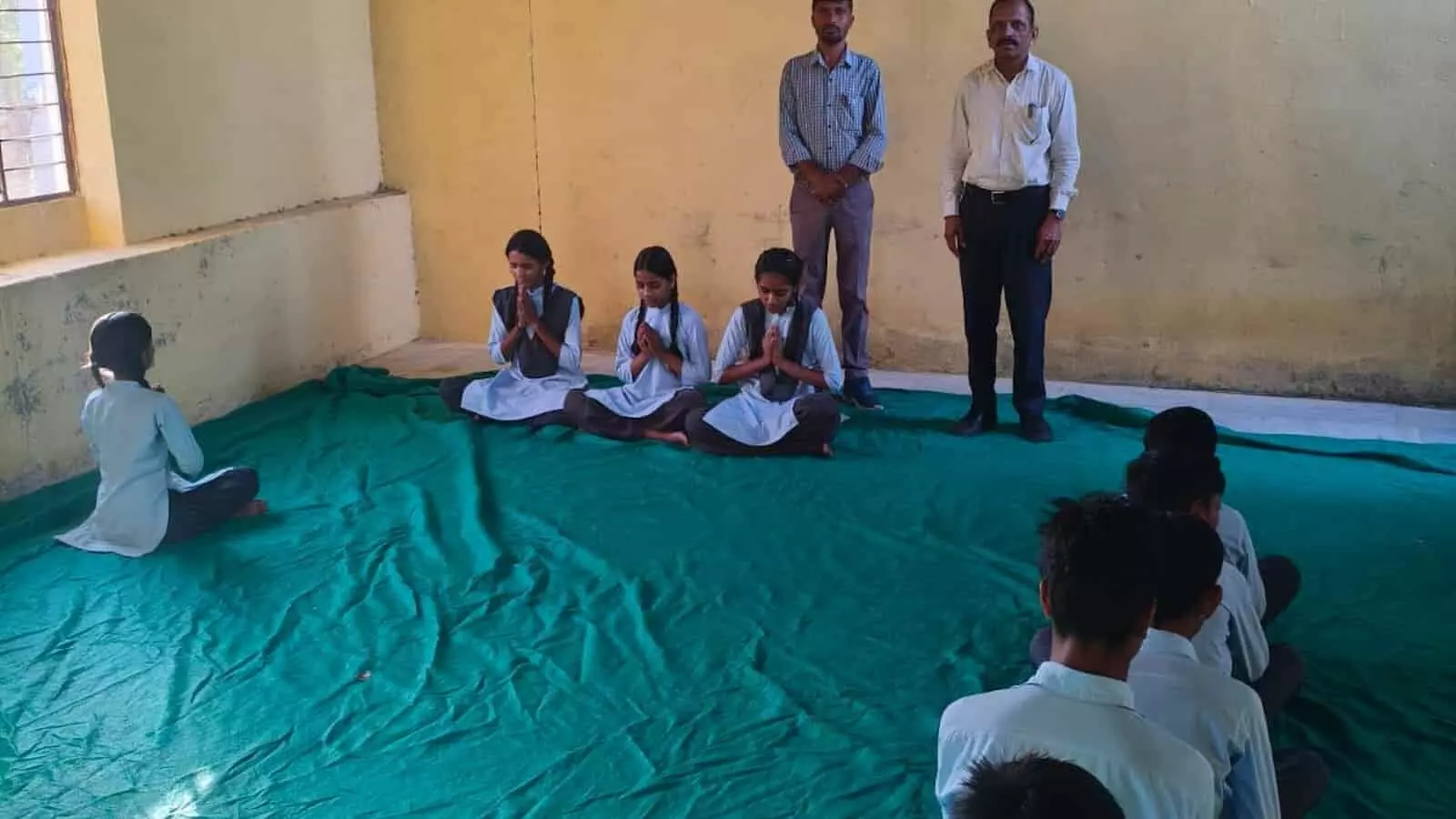 राजकीय उच्च माध्यमिक विद्यालय झोर में प्रार्थना सभा के दौरान बैठे छात्र और निरीक्षण करते अधिकारी। राजकीय उच्च माध्यमिक विद्यालय झोर में प्रार्थना सभा के दौरान बैठे छात्र और निरीक्षण करते अधिकारी।