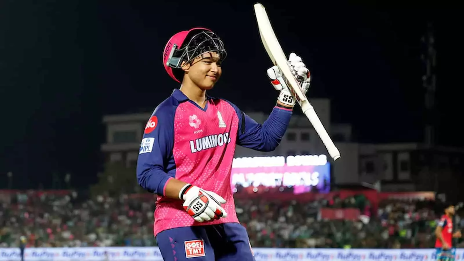 क्रिकेट मैदान पर राजस्थान रॉयल्स की जर्सी पहने वैभव सूर्यवंशी हाथ में बल्ला उठाए जीत का जश्न मना रहे हैं। क्रिकेट मैदान पर राजस्थान रॉयल्स की जर्सी पहने वैभव सूर्यवंशी हाथ में बल्ला उठाए जीत का जश्न मना रहे हैं।