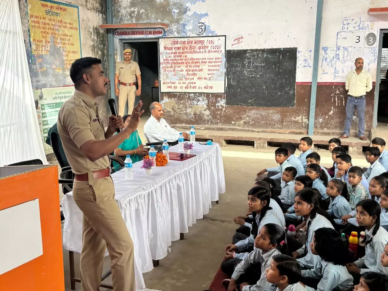 महात्मा गांधी विद्यालय में विद्यार्थियों को संबोधित करते पुलिस अधीक्षक शरण गोपीनाथ कांबले की तस्वीर।