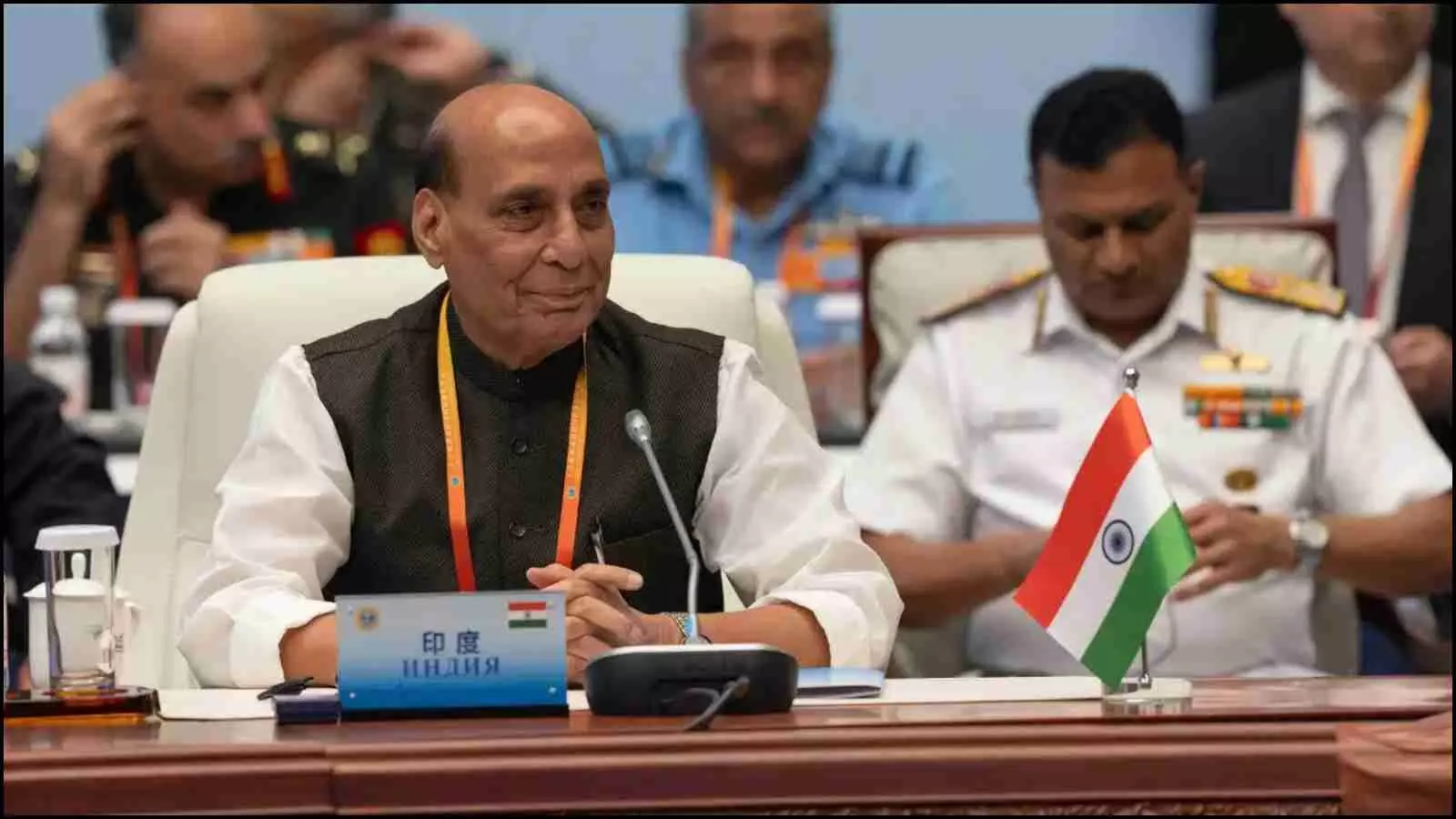 डेस्क पर बैठे रक्षा मंत्री राजनाथ सिंह अस्ताना में SCO शिखर सम्मेलन के दौरान। डेस्क पर बैठे रक्षा मंत्री राजनाथ सिंह अस्ताना में SCO शिखर सम्मेलन के दौरान।