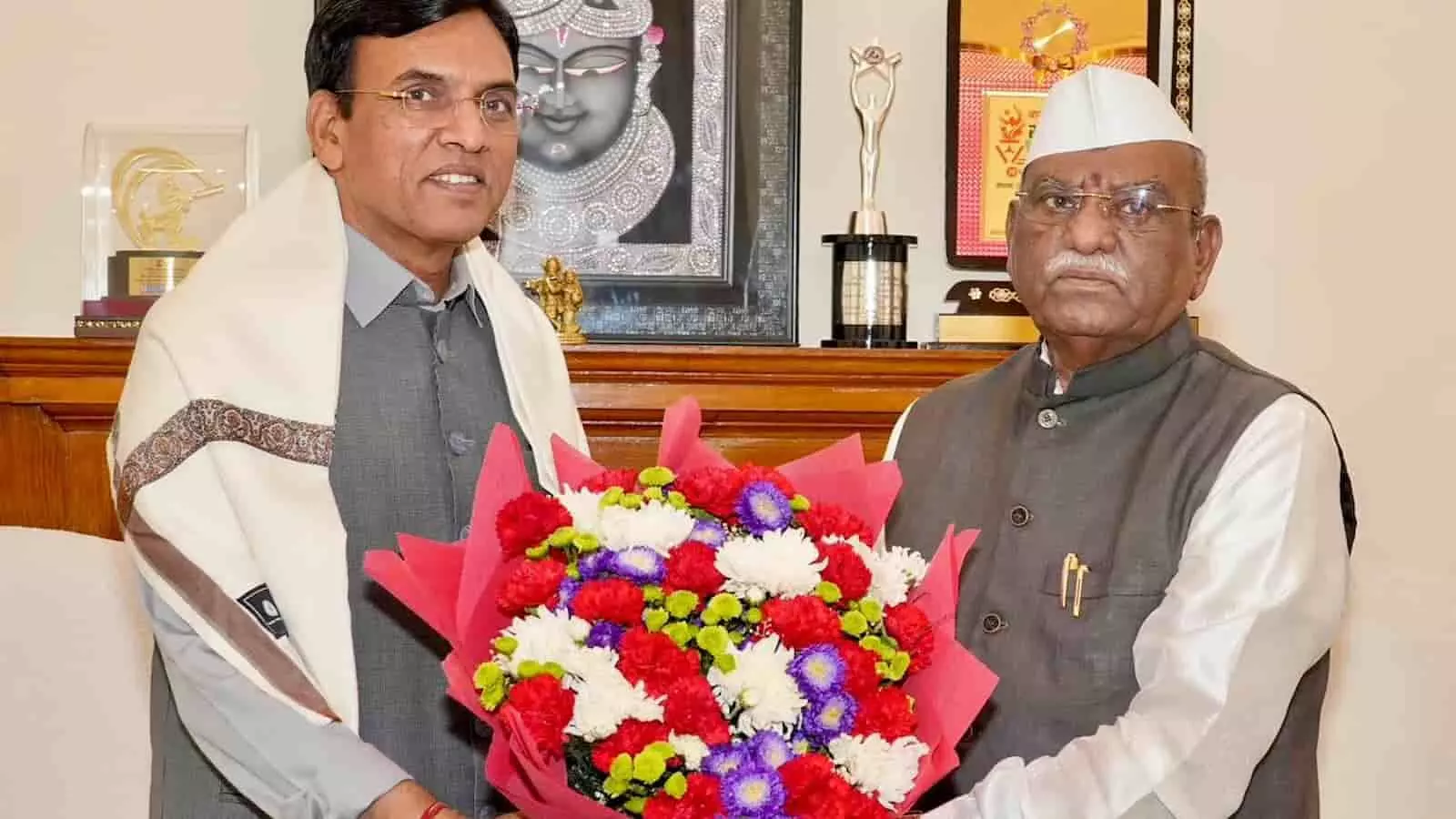 नई दिल्ली में केंद्रीय मंत्री मनसुख मांडविया को पुष्पगुच्छ भेंट करते राजस्थान के राज्यपाल हरिभाऊ बागडे। नई दिल्ली में केंद्रीय मंत्री मनसुख मांडविया को पुष्पगुच्छ भेंट करते राजस्थान के राज्यपाल हरिभाऊ बागडे।
