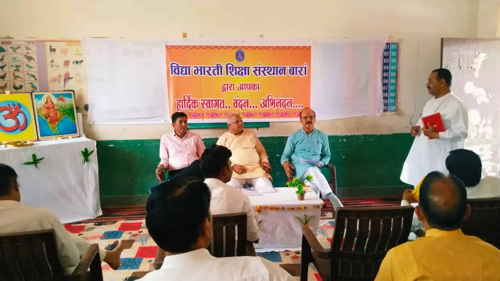 आदर्श विद्या मंदिर किशनगंज में विद्या भारती प्रधानाचार्यों की चिंतन बैठक के दौरान चर्चा करते पदाधिकारी। आदर्श विद्या मंदिर किशनगंज में विद्या भारती प्रधानाचार्यों की चिंतन बैठक के दौरान चर्चा करते पदाधिकारी।