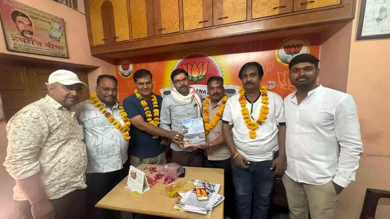 बारां में होटल फेडरेशन प्रतिनिधिमंडल विधायक ललित मीणा को पर्यटन सुधार हेतु ज्ञापन देते हुए। बारां में होटल फेडरेशन प्रतिनिधिमंडल विधायक ललित मीणा को पर्यटन सुधार हेतु ज्ञापन देते हुए।
