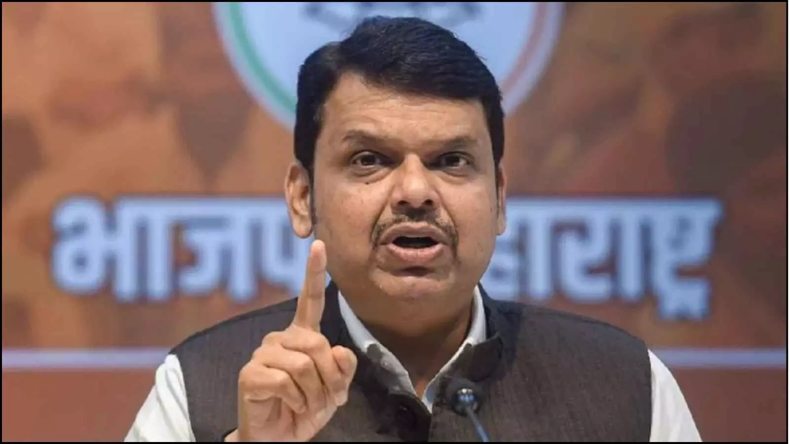 उंगली उठाकर भाषण देते हुए महाराष्ट्र के मुख्यमंत्री देवेंद्र फडणवीस की क्लोजअप तस्वीर। उंगली उठाकर भाषण देते हुए महाराष्ट्र के मुख्यमंत्री देवेंद्र फडणवीस की क्लोजअप तस्वीर।