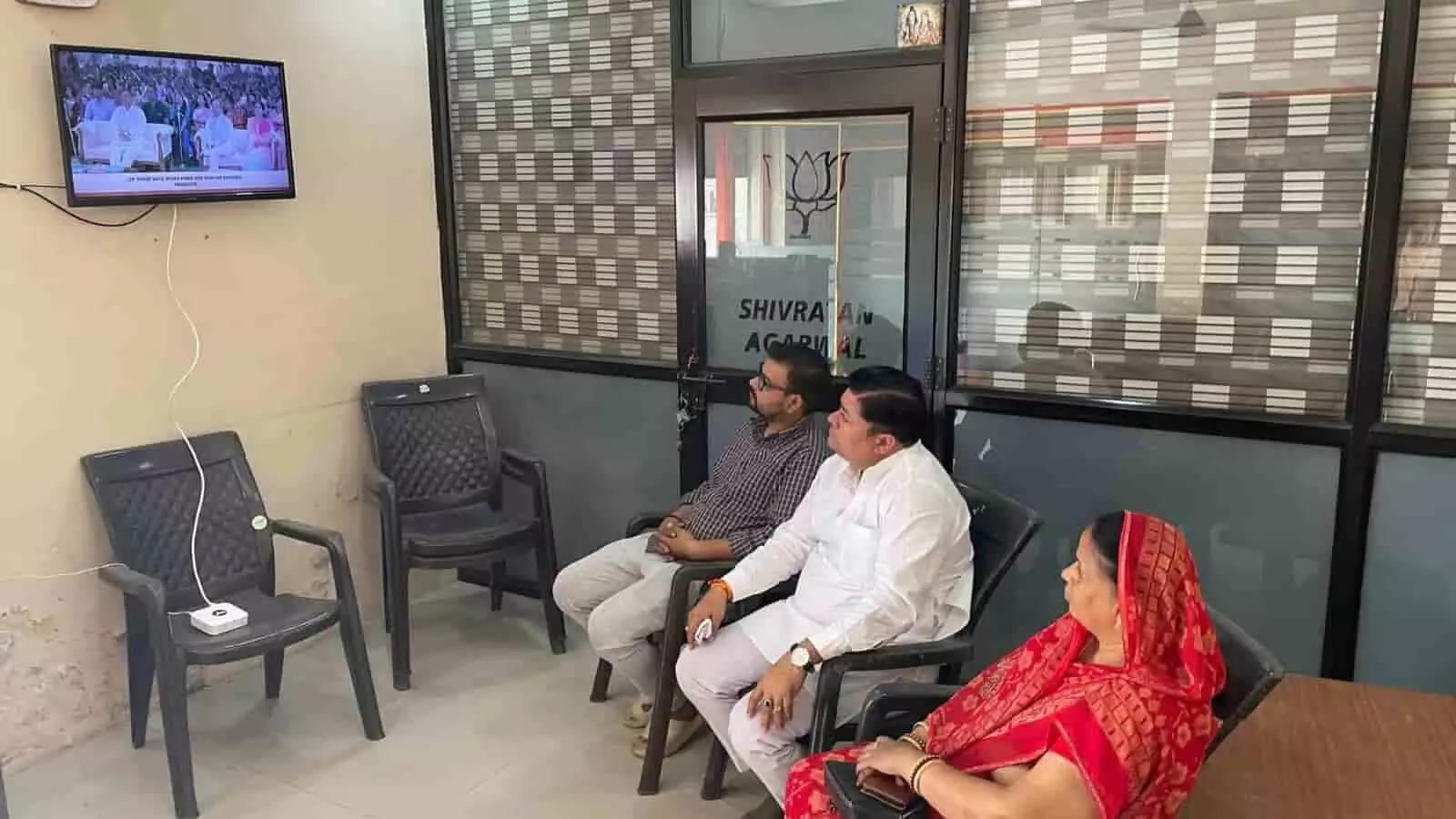 कमरे में टीवी पर मन की बात कार्यक्रम देखते भाजपा कार्यकर्ता और पदाधिकारी सवाई माधोपुर मंडलाध्यक्ष के कार्यालय में।