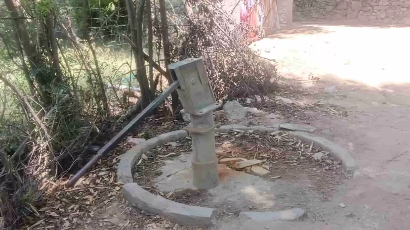 आमेट की किशनपुरिया लोहार बस्ती में खराब पड़ा हैंडपंप जिससे ग्रामीण क्षेत्र में जल संकट उत्पन्न हो गया है। आमेट की किशनपुरिया लोहार बस्ती में खराब पड़ा हैंडपंप जिससे ग्रामीण क्षेत्र में जल संकट उत्पन्न हो गया है।