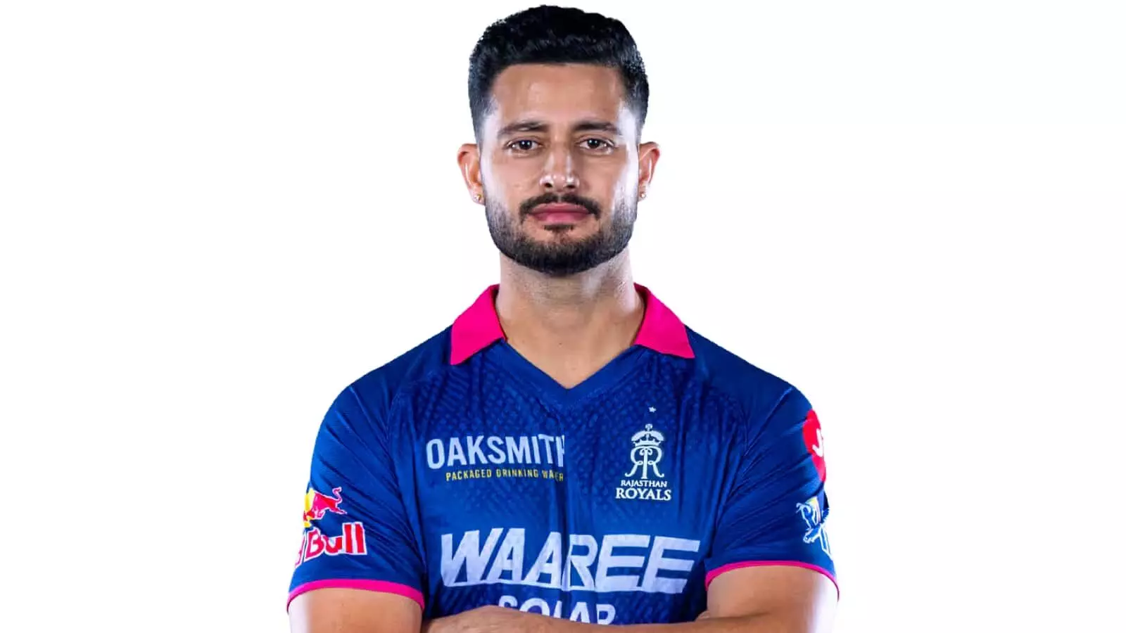 राजस्थान रॉयल्स की नीली जर्सी पहने हुए गेंदबाज युधवीर सिंह चरक सफेद बैकग्राउंड के सामने खड़े हैं। राजस्थान रॉयल्स की नीली जर्सी पहने हुए गेंदबाज युधवीर सिंह चरक सफेद बैकग्राउंड के सामने खड़े हैं।
