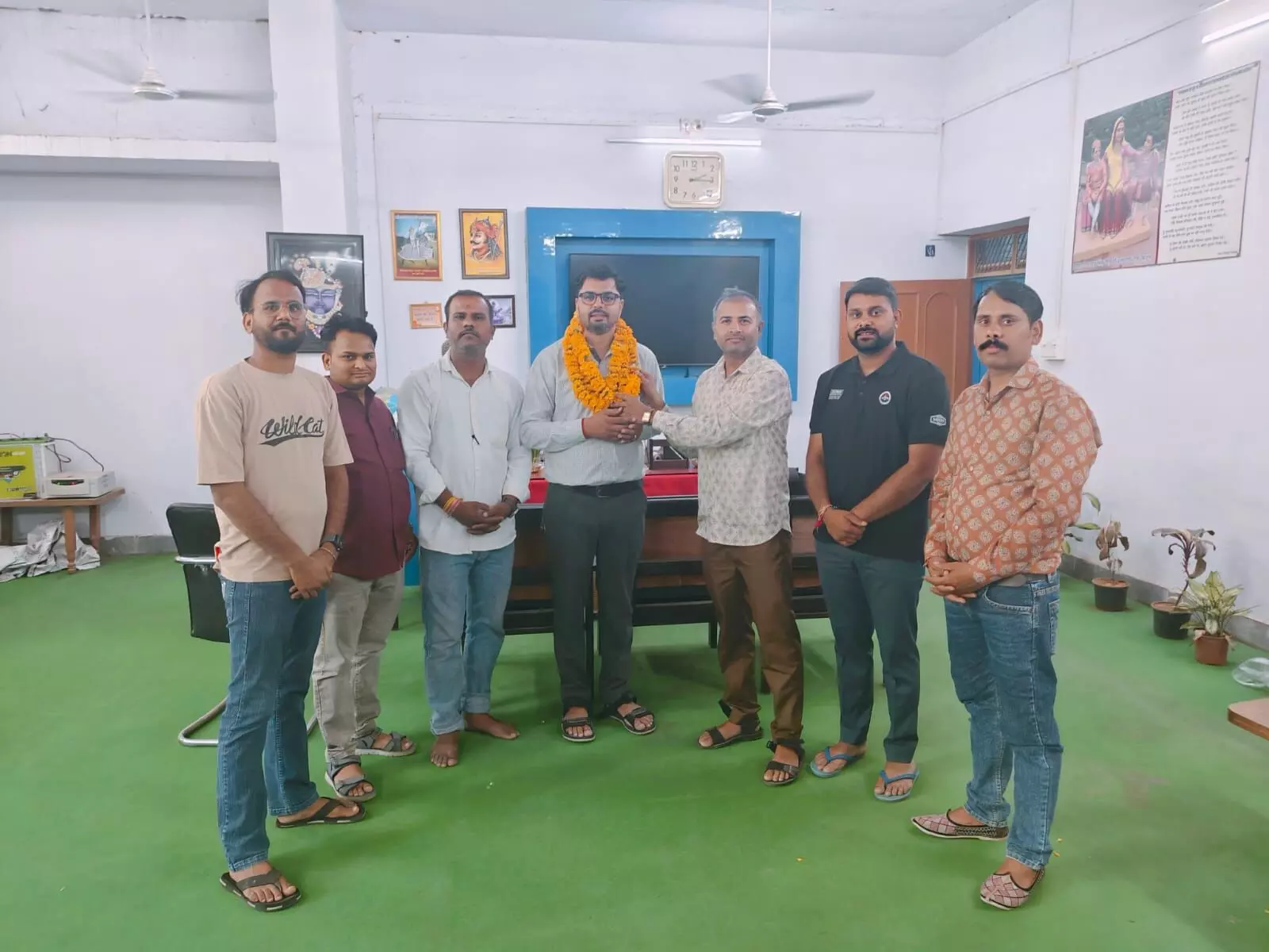 राजकीय महाविद्यालय आमेट में डॉ. कैलाश चन्द्र खटीक को पीएचडी उपलब्धि पर माला पहनाकर सम्मानित करते सहकर्मी। राजकीय महाविद्यालय आमेट में डॉ. कैलाश चन्द्र खटीक को पीएचडी उपलब्धि पर माला पहनाकर सम्मानित करते सहकर्मी।