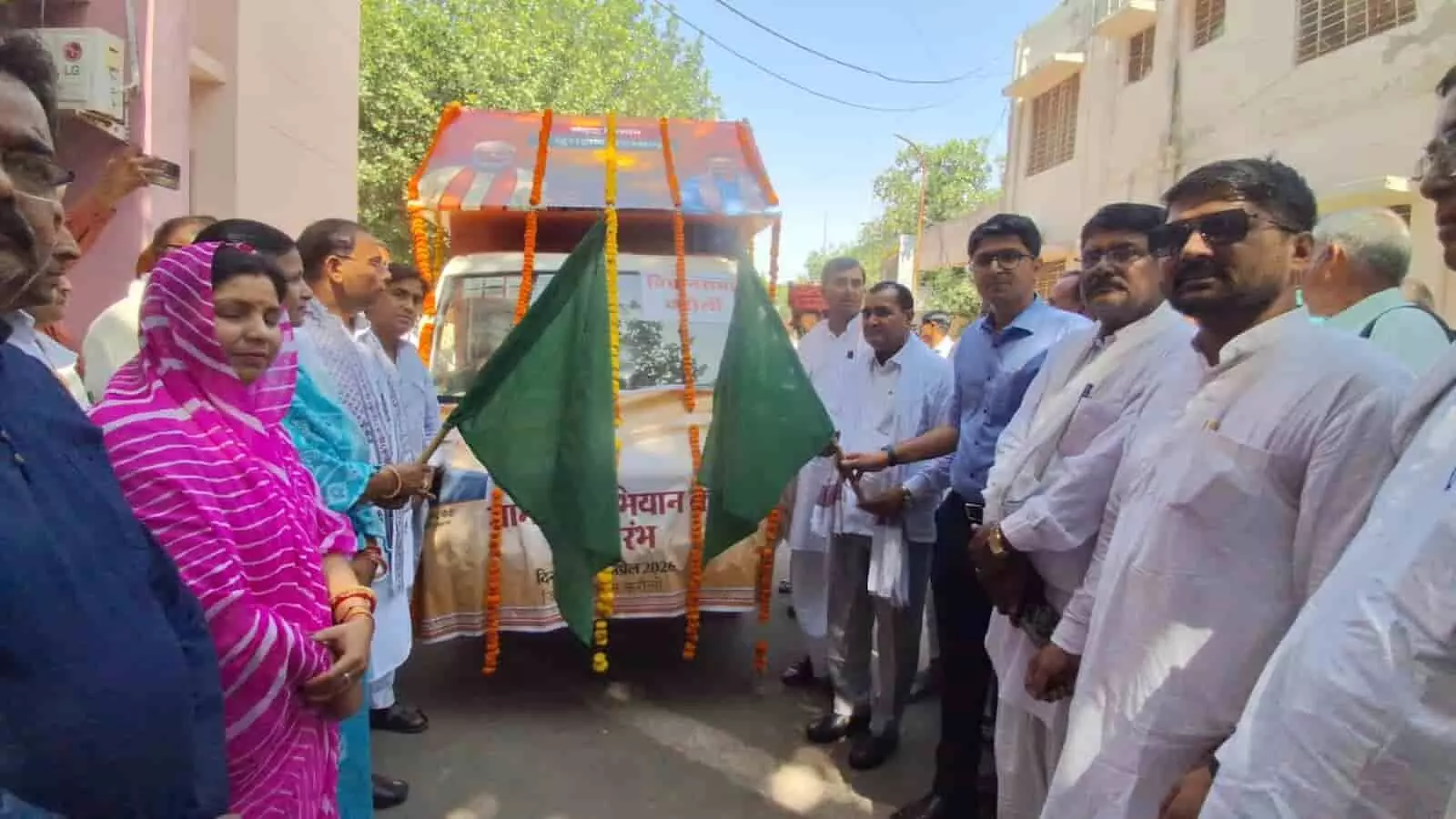 करौली में विधायक दर्शन सिंह गुर्जर और हंसराज मीना हरी झंडी दिखाकर ग्राम रथ वैन को रवाना कर रहे हैं।