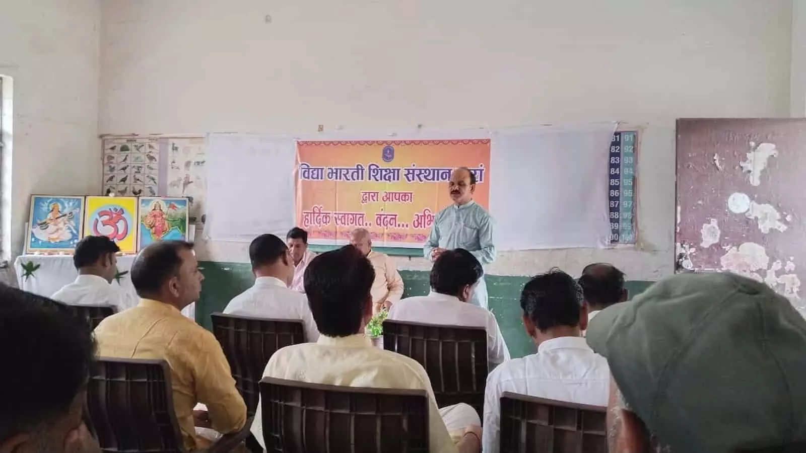 आदर्श विद्या मंदिर अटरू में योग दिवस की कार्ययोजना बैठक के दौरान मंच पर संबोधन देते पदाधिकारी और उपस्थित आचार्य। आदर्श विद्या मंदिर अटरू में योग दिवस की कार्ययोजना बैठक के दौरान मंच पर संबोधन देते पदाधिकारी और उपस्थित आचार्य।