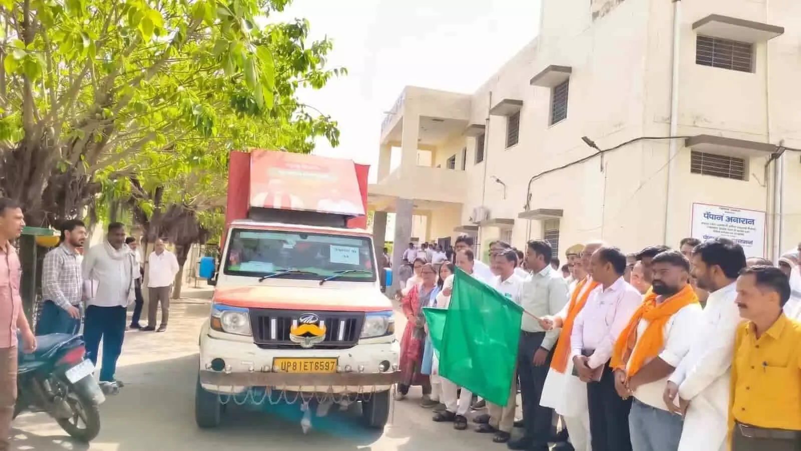 डीग कलेक्ट्रेट में मंत्री जवाहर सिंह बेढ़म और जिला कलेक्टर द्वारा ग्राम रथ मोबाइल वैन को हरी झंडी दिखाते हुए।
