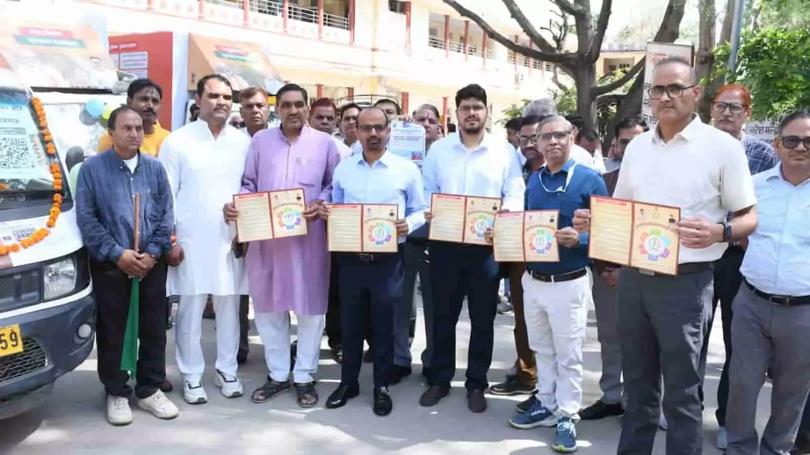 जिला कलक्ट्रेट में अधिकारियों द्वारा ग्राम रथ अभियान के पोस्टर और पम्पलेट्स का विमोचन किया जाना।
