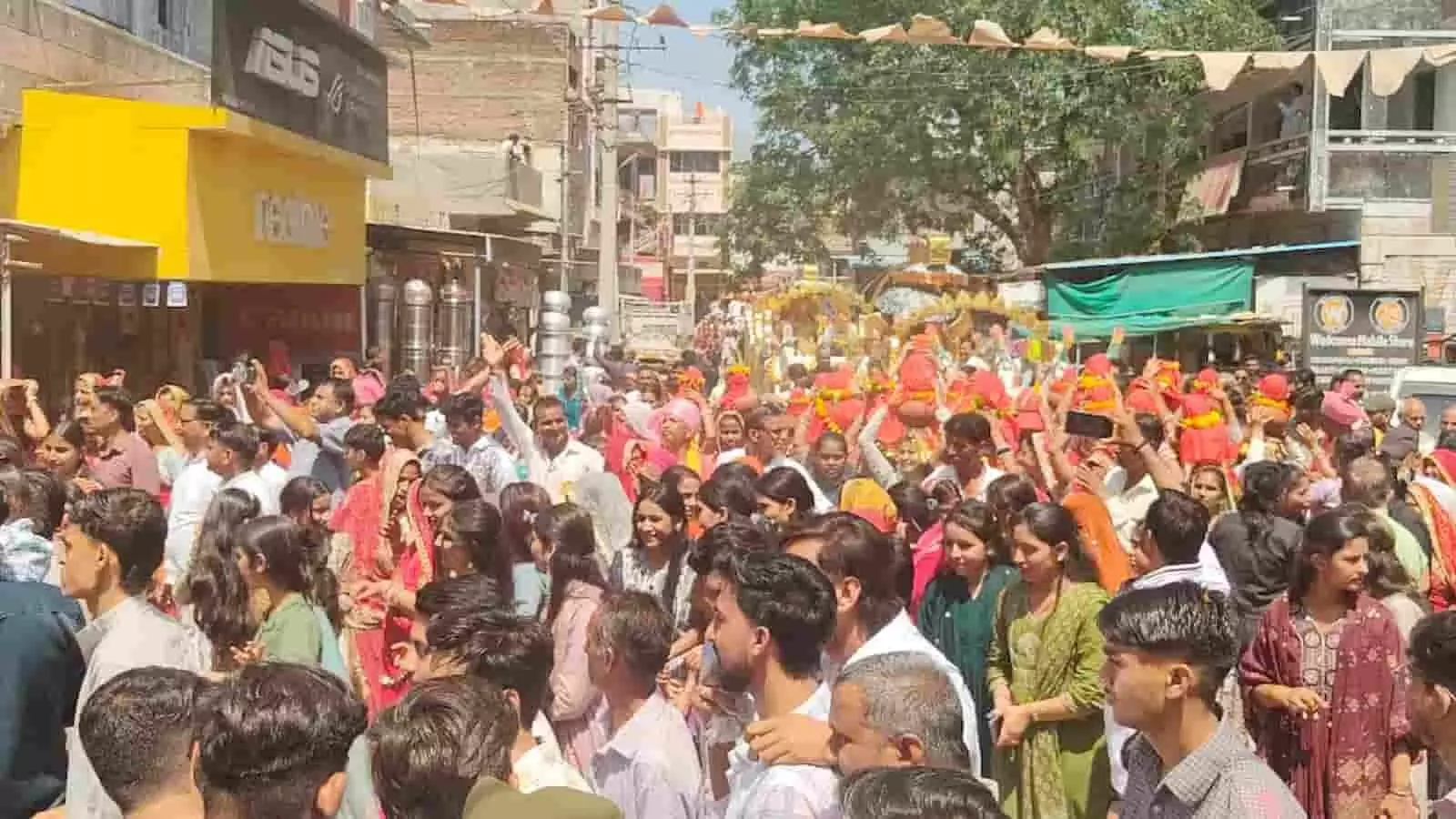 भावरी रोड पर सरियादे माता मंदिर महोत्सव के दौरान कलश यात्रा में शामिल श्रद्धालु और ग्रामीण। भावरी रोड पर सरियादे माता मंदिर महोत्सव के दौरान कलश यात्रा में शामिल श्रद्धालु और ग्रामीण।