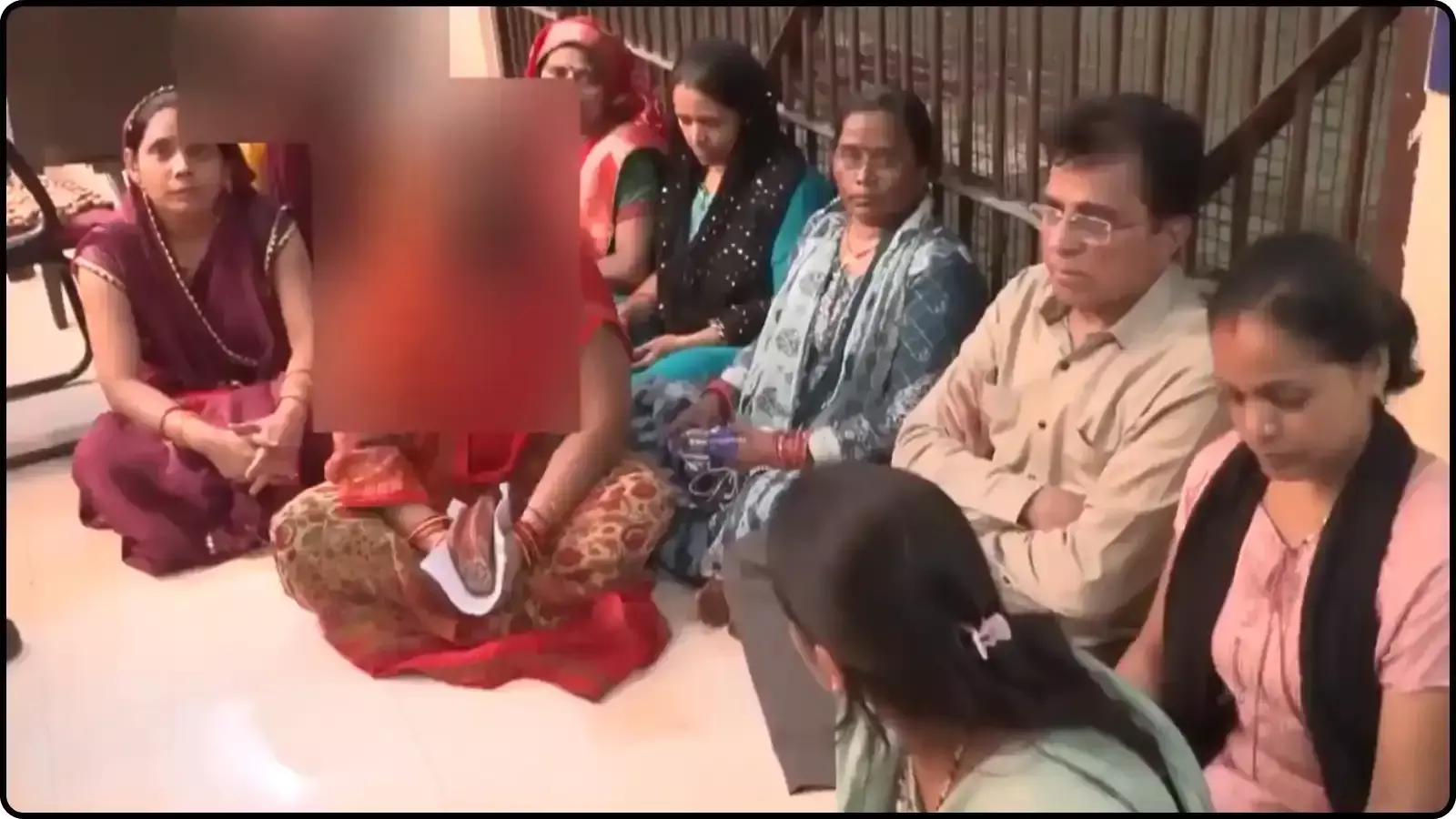 चिराग नगर पुलिस स्टेशन के बाहर फर्श पर बैठे किरीट सोमैया और कई महिलाएं विरोध प्रदर्शन कर रहे हैं। चिराग नगर पुलिस स्टेशन के बाहर फर्श पर बैठे किरीट सोमैया और कई महिलाएं विरोध प्रदर्शन कर रहे हैं।