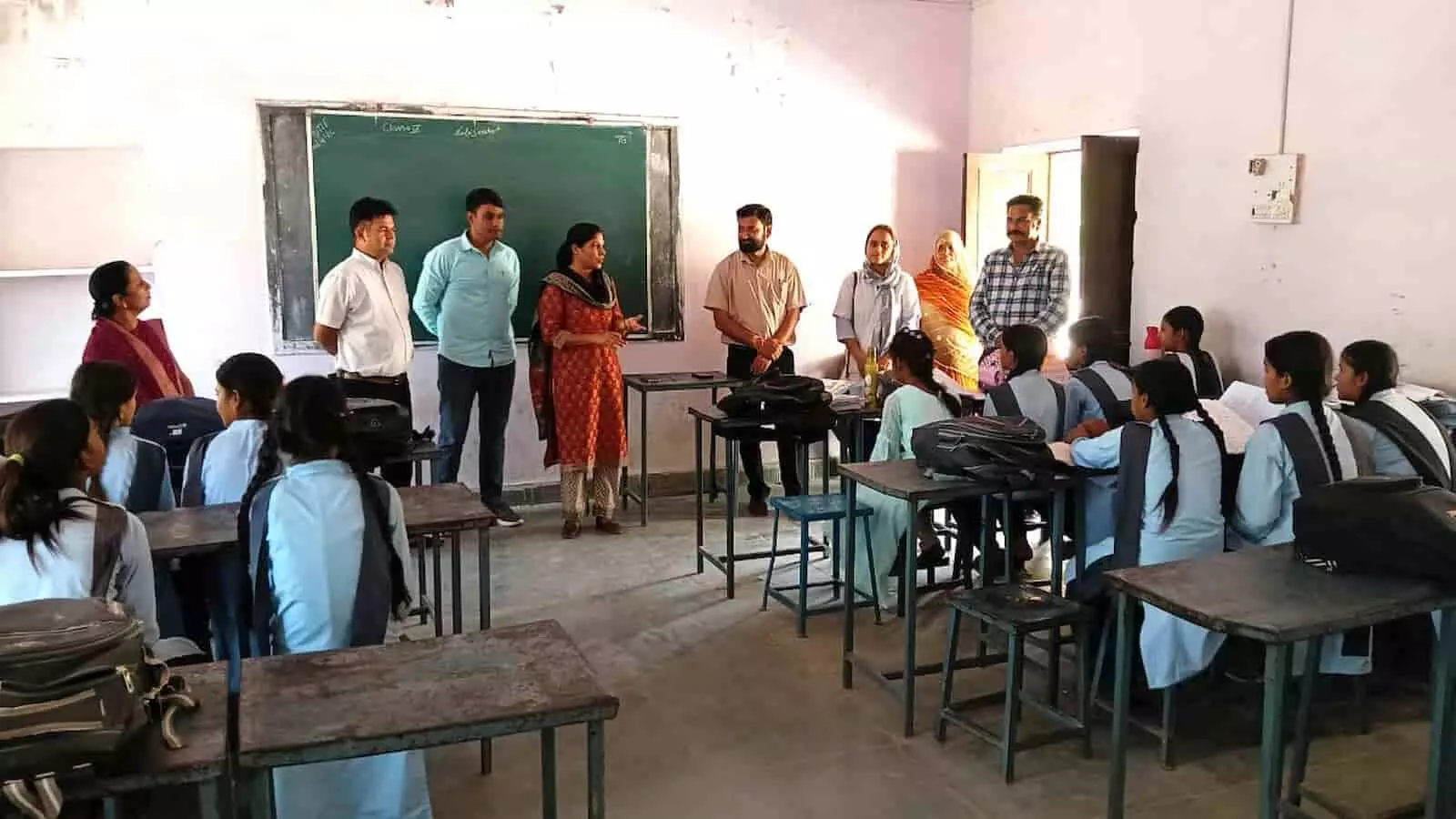 बिनोता विद्यालय के कक्षा कक्ष में चिकित्सा अधिकारियों और शिक्षकों की उपस्थिति में स्वास्थ्य संगोष्ठी का आयोजन। बिनोता विद्यालय के कक्षा कक्ष में चिकित्सा अधिकारियों और शिक्षकों की उपस्थिति में स्वास्थ्य संगोष्ठी का आयोजन।