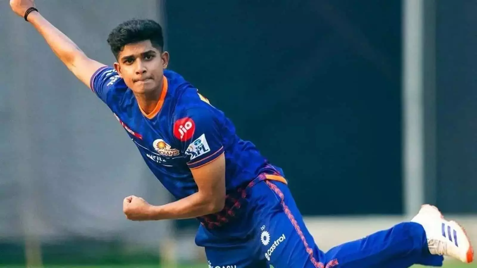 क्रिकेट के मैदान पर गेंदबाजी एक्शन के दौरान गेंद फेंकते हुए विग्नेश पुथुर की तस्वीर। क्रिकेट के मैदान पर गेंदबाजी एक्शन के दौरान गेंद फेंकते हुए विग्नेश पुथुर की तस्वीर।
