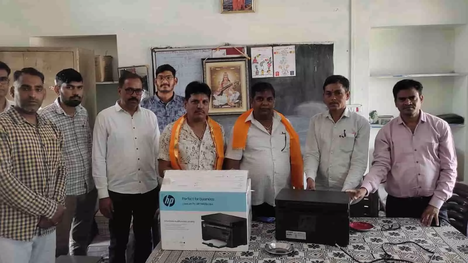 फलीचड़ा खेड़ी के राजकीय स्कूल में भामाशाह देवीलाल भदाला द्वारा लेजर प्रिंटर भेंट करने का दृश्य।