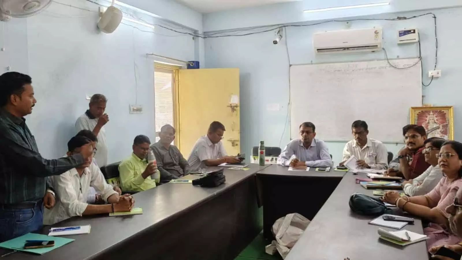 डायट परिसर में बैठक करते मुख्य जिला शिक्षा अधिकारी और अन्य शिक्षा विभाग के अधिकारी।