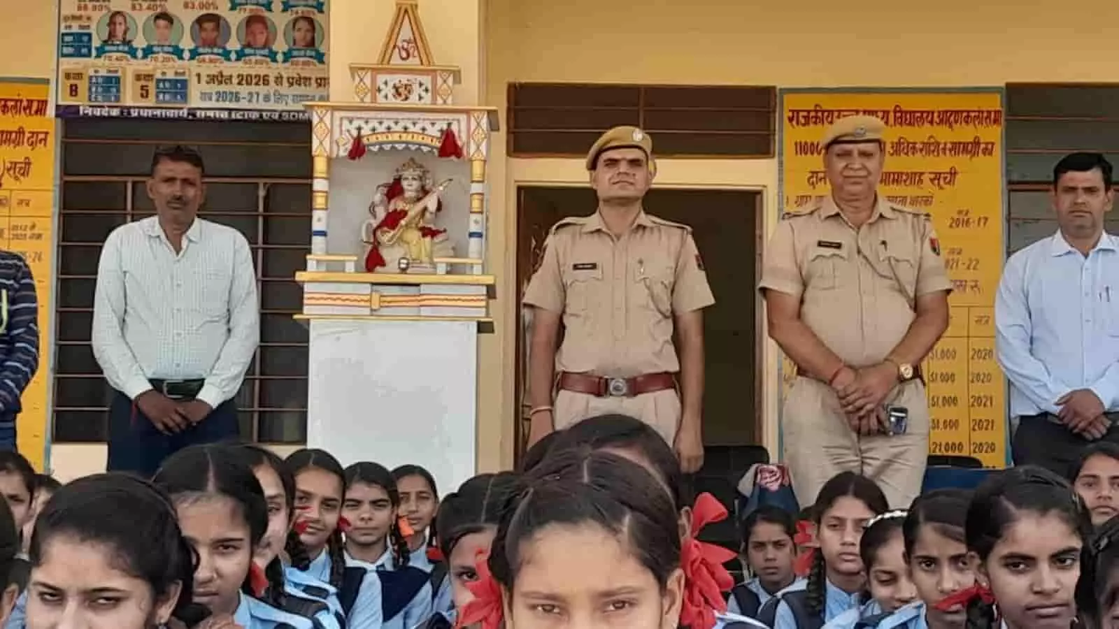 आटून कला के राजकीय विद्यालय में साइबर जागरूकता कार्यशाला के दौरान पुलिस अधिकारी और उपस्थित छात्र छात्राएं। आटून कला के राजकीय विद्यालय में साइबर जागरूकता कार्यशाला के दौरान पुलिस अधिकारी और उपस्थित छात्र छात्राएं।