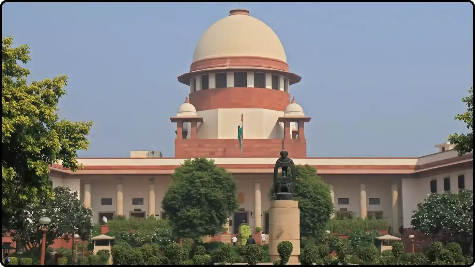नीले आसमान के नीचे सफेद गुंबद वाली सुप्रीम कोर्ट की मुख्य इमारत और सामने हरा बगीचा दिख रहा है। नीले आसमान के नीचे सफेद गुंबद वाली सुप्रीम कोर्ट की मुख्य इमारत और सामने हरा बगीचा दिख रहा है।