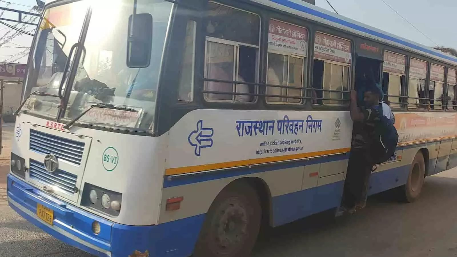 राजस्थान रोडवेज की बस के दरवाजे पर लटककर यात्रा करते लोग और ओवरलोड बस का दृश्य। राजस्थान रोडवेज की बस के दरवाजे पर लटककर यात्रा करते लोग और ओवरलोड बस का दृश्य।
