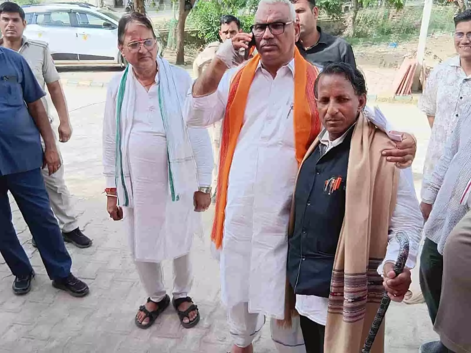 नगर रोड पर आयोजित भागवत कथा कार्यक्रम में गृह राज्य मंत्री जवाहर सिंह बेढम और अन्य अतिथि उपस्थित।