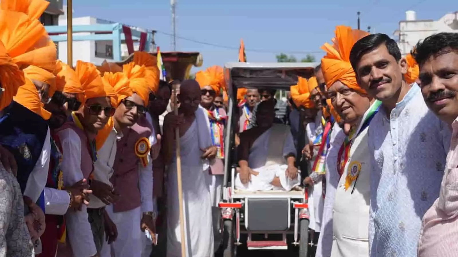 पड़ासली के नाकोड़ा धाम में प्रतिष्ठा महोत्सव के दौरान वरघोड़े में शामिल केसरिया साफा पहने श्रद्धालु और जैन संत।