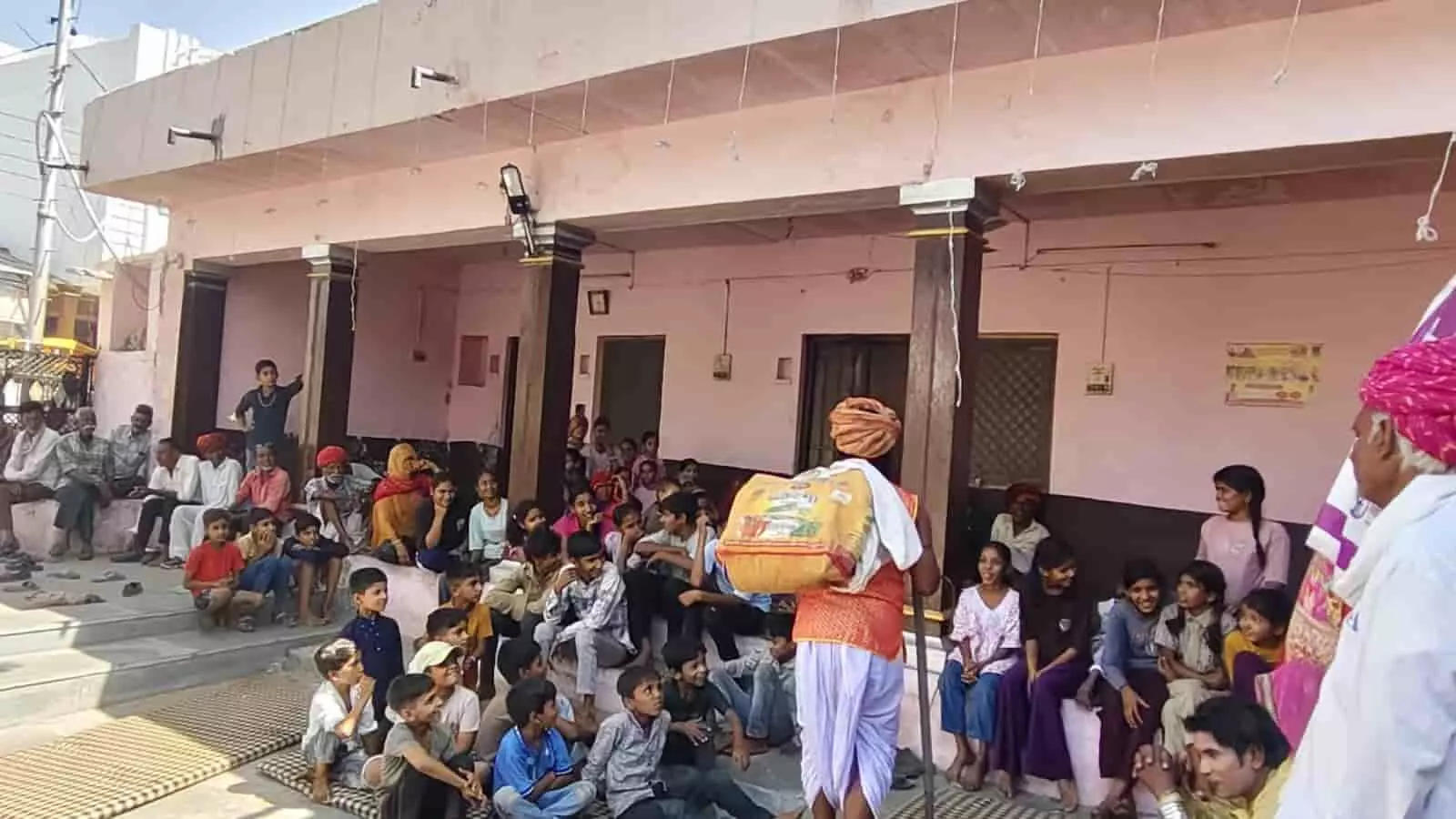 चित्तौड़गढ़ के काकरंवा गांव में नुक्कड़ नाटक देखते ग्रामीण और बच्चे बाल विवाह जागरूकता कार्यक्रम के दौरान। चित्तौड़गढ़ के काकरंवा गांव में नुक्कड़ नाटक देखते ग्रामीण और बच्चे बाल विवाह जागरूकता कार्यक्रम के दौरान।