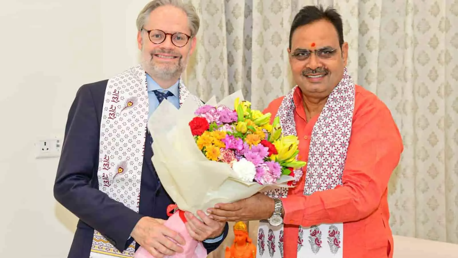 मुख्यमंत्री निवास जयपुर में मुख्यमंत्री भजनलाल शर्मा को फूलों का गुलदस्ता भेंट करते डेनमार्क के राजदूत रासमस क्रिस्टेंसन। मुख्यमंत्री निवास जयपुर में मुख्यमंत्री भजनलाल शर्मा को फूलों का गुलदस्ता भेंट करते डेनमार्क के राजदूत रासमस क्रिस्टेंसन।
