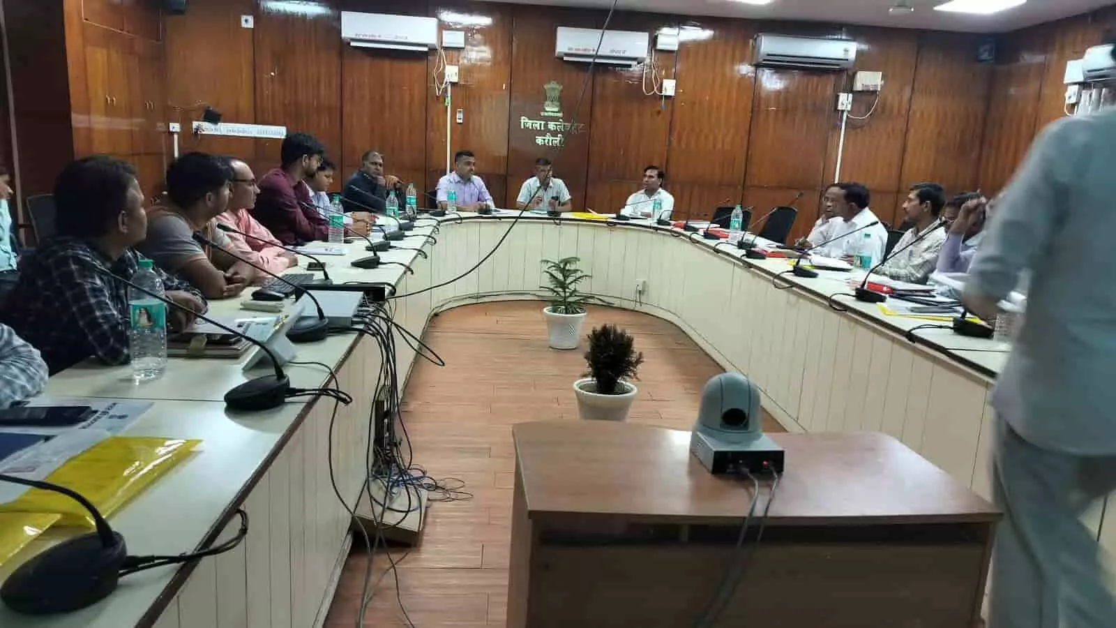 करौली कलक्ट्रेट सभागार में मेज के चारों ओर बैठे प्रशासनिक अधिकारी जनगणना प्रशिक्षण बैठक में भाग लेते हुए। करौली कलक्ट्रेट सभागार में मेज के चारों ओर बैठे प्रशासनिक अधिकारी जनगणना प्रशिक्षण बैठक में भाग लेते हुए।