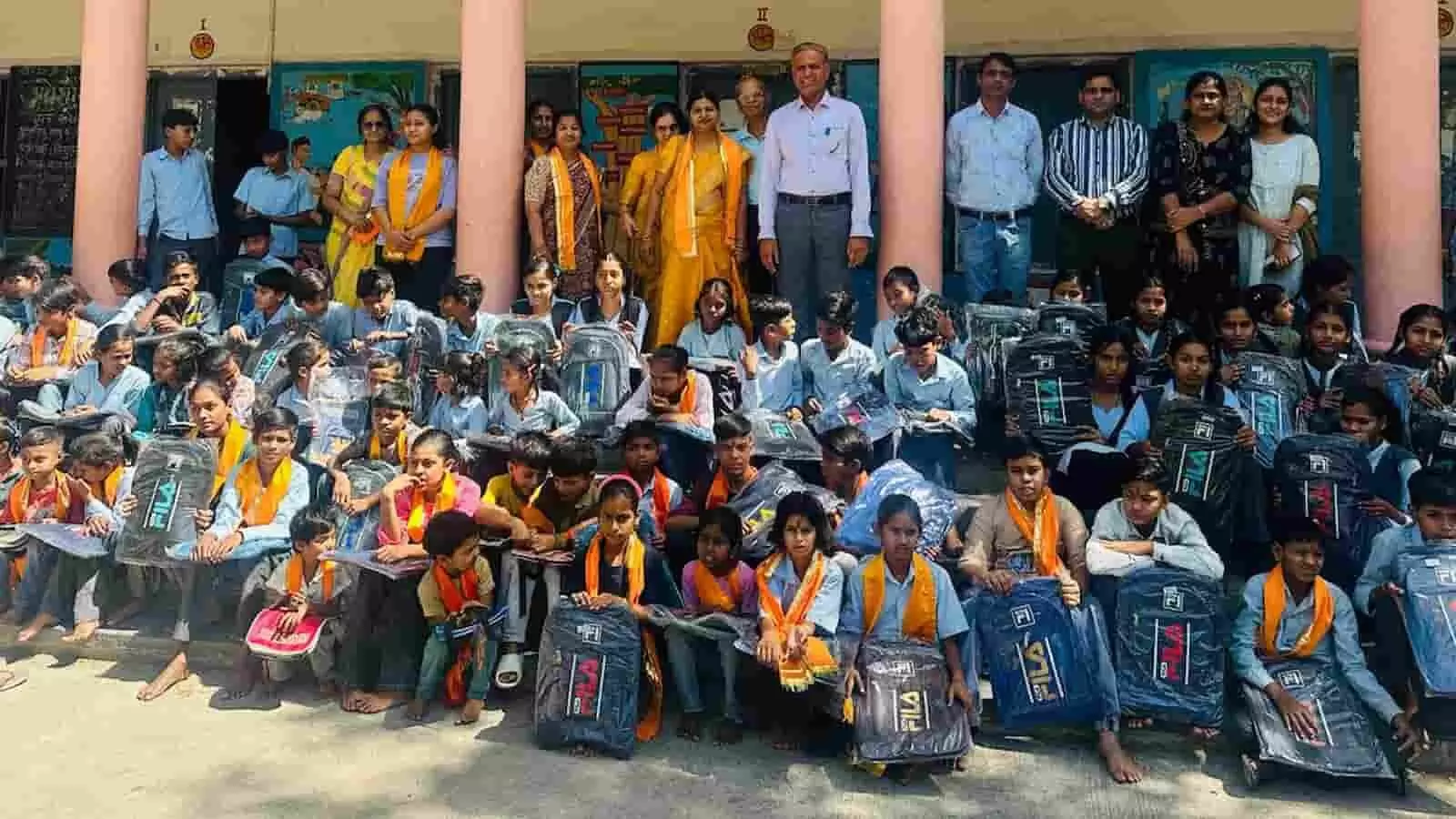 भीलवाड़ा के राउप्रावि गाड़ी लौहार में स्कूली बैग के साथ बैठे छात्र और पीछे खड़े शिक्षक व भामाशाह। भीलवाड़ा के राउप्रावि गाड़ी लौहार में स्कूली बैग के साथ बैठे छात्र और पीछे खड़े शिक्षक व भामाशाह।