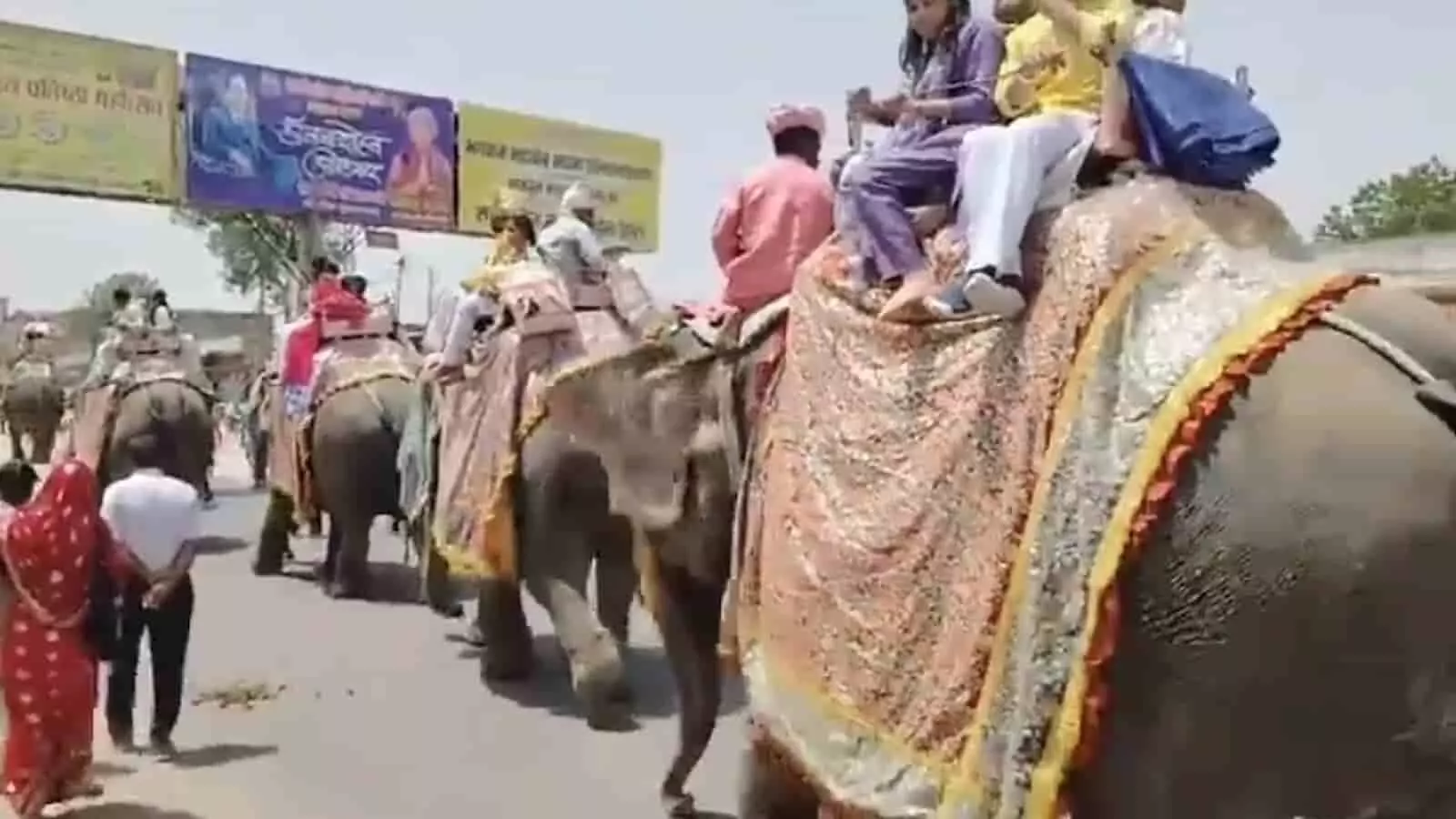 हिंडौन सिटी की सड़कों पर जैन संत की प्राण प्रतिष्ठा के उपलक्ष्य में निकाली जा रही भव्य शोभायात्रा। हिंडौन सिटी की सड़कों पर जैन संत की प्राण प्रतिष्ठा के उपलक्ष्य में निकाली जा रही भव्य शोभायात्रा।