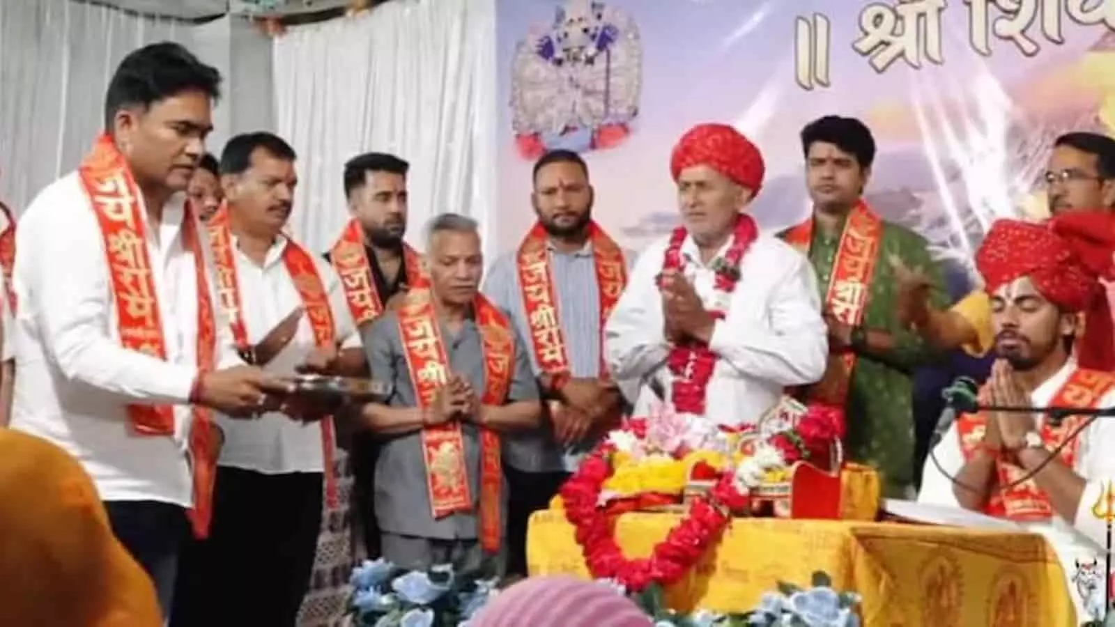 चित्तौड़गढ़ की सांवरिया कॉलोनी में शिव महापुराण कथा के दौरान पूजा और आरती करते विधायक चंद्रभान सिंह आक्या। चित्तौड़गढ़ की सांवरिया कॉलोनी में शिव महापुराण कथा के दौरान पूजा और आरती करते विधायक चंद्रभान सिंह आक्या।