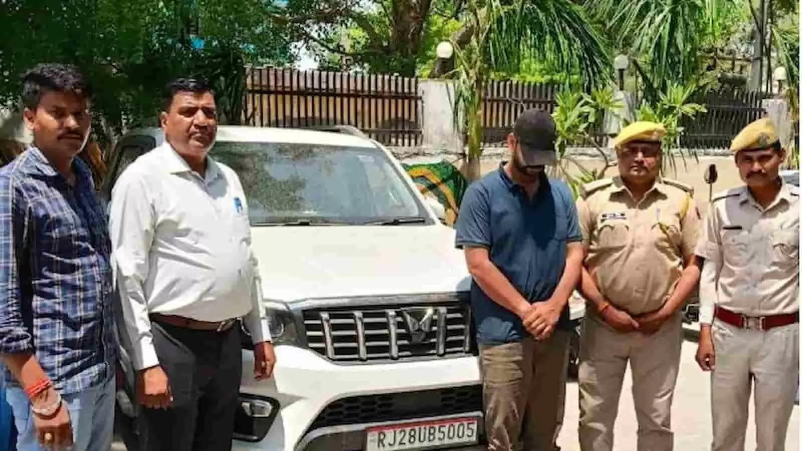 बारां पुलिस टीम के साथ खड़ा गिरफ्तार आरोपी और मामले में जब्त सफेद रंग की स्कॉर्पियो कार। बारां पुलिस टीम के साथ खड़ा गिरफ्तार आरोपी और मामले में जब्त सफेद रंग की स्कॉर्पियो कार।