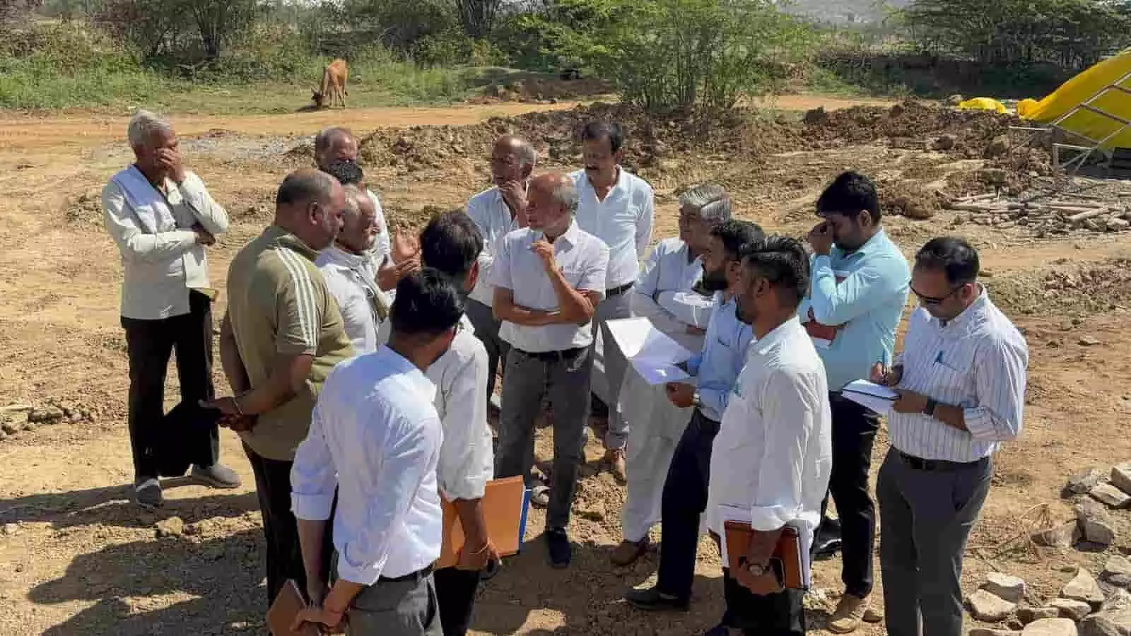 भीलवाड़ा विधायक अशोक कोठारी पुर में अधिकारियों के साथ निर्माणाधीन एनीकट और मेजा नहर के मरम्मत कार्य का जायजा ले रहे हैं। भीलवाड़ा विधायक अशोक कोठारी पुर में अधिकारियों के साथ निर्माणाधीन एनीकट और मेजा नहर के मरम्मत कार्य का जायजा ले रहे हैं।