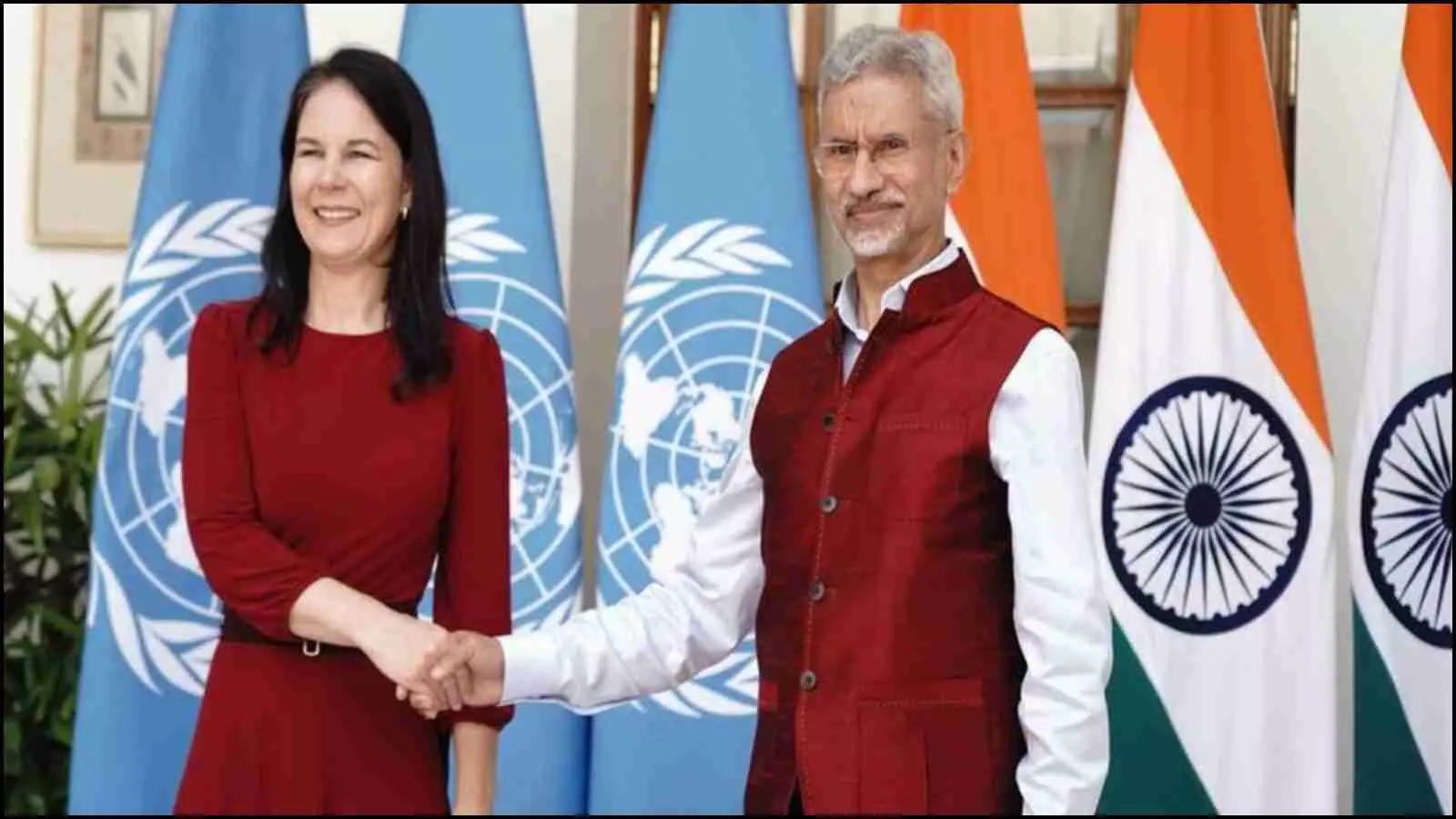 हैदराबाद हाउस में हाथ मिलाते हुए विदेश मंत्री एस जयशंकर और एनालेना बेयरबॉक कूटनीतिक मुलाकात के दौरान। हैदराबाद हाउस में हाथ मिलाते हुए विदेश मंत्री एस जयशंकर और एनालेना बेयरबॉक कूटनीतिक मुलाकात के दौरान।